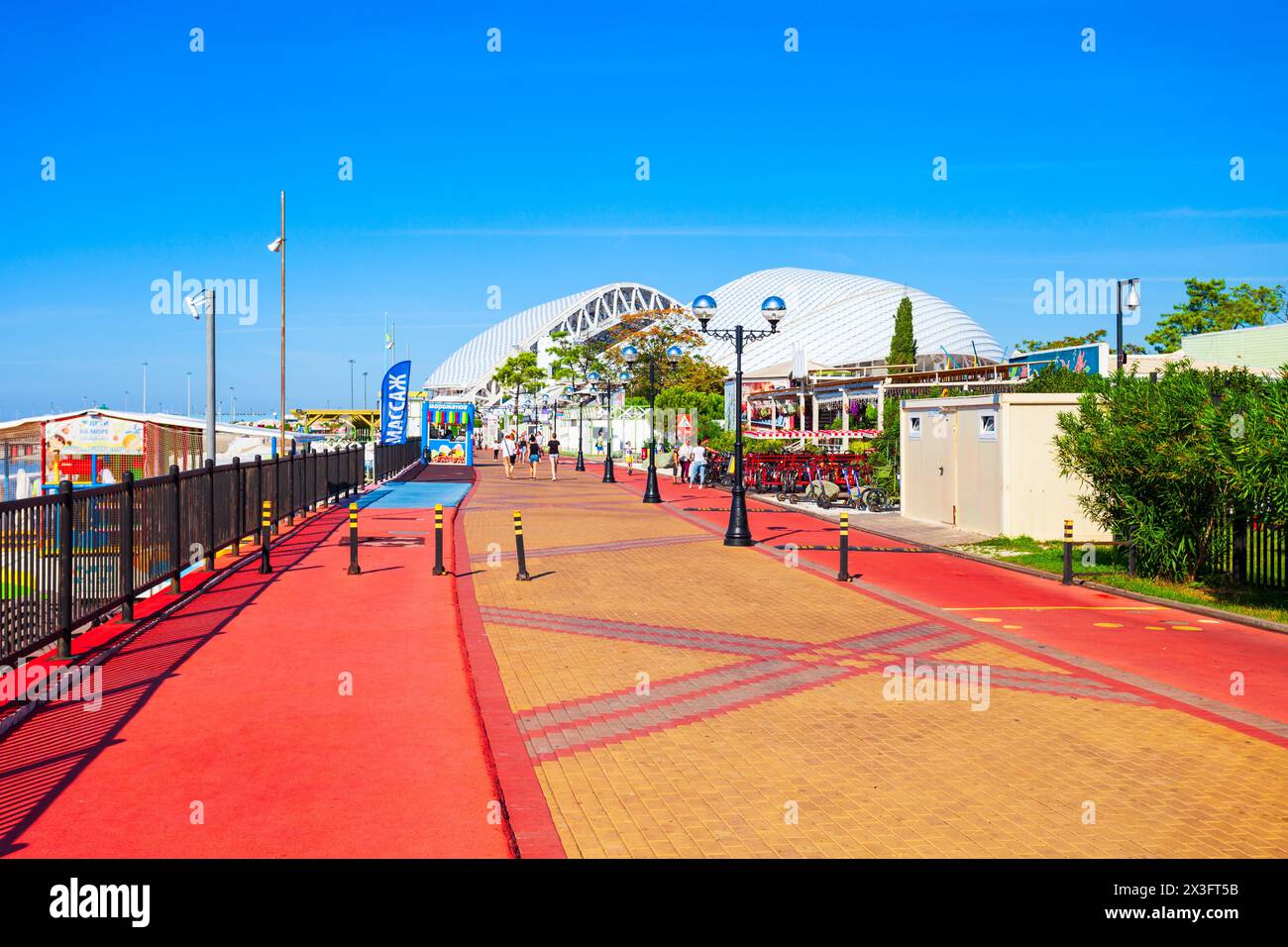 Sotschi, Russland - 04. Oktober 2020: Imeretinsky Strand Böschung in Sotschi Ferienort in der Region Krasnodar, Russland Stockfoto