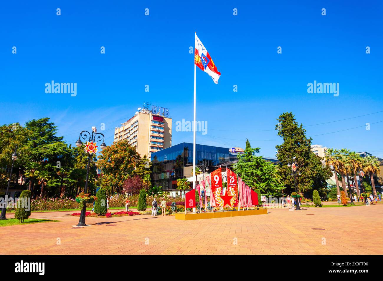 Sotschi, Russland - 04. Oktober 2020: Flaggenplatz auf dem Hauptplatz im Zentrum der Kurstadt Sotschi in der Region Krasnodar, Russland Stockfoto
