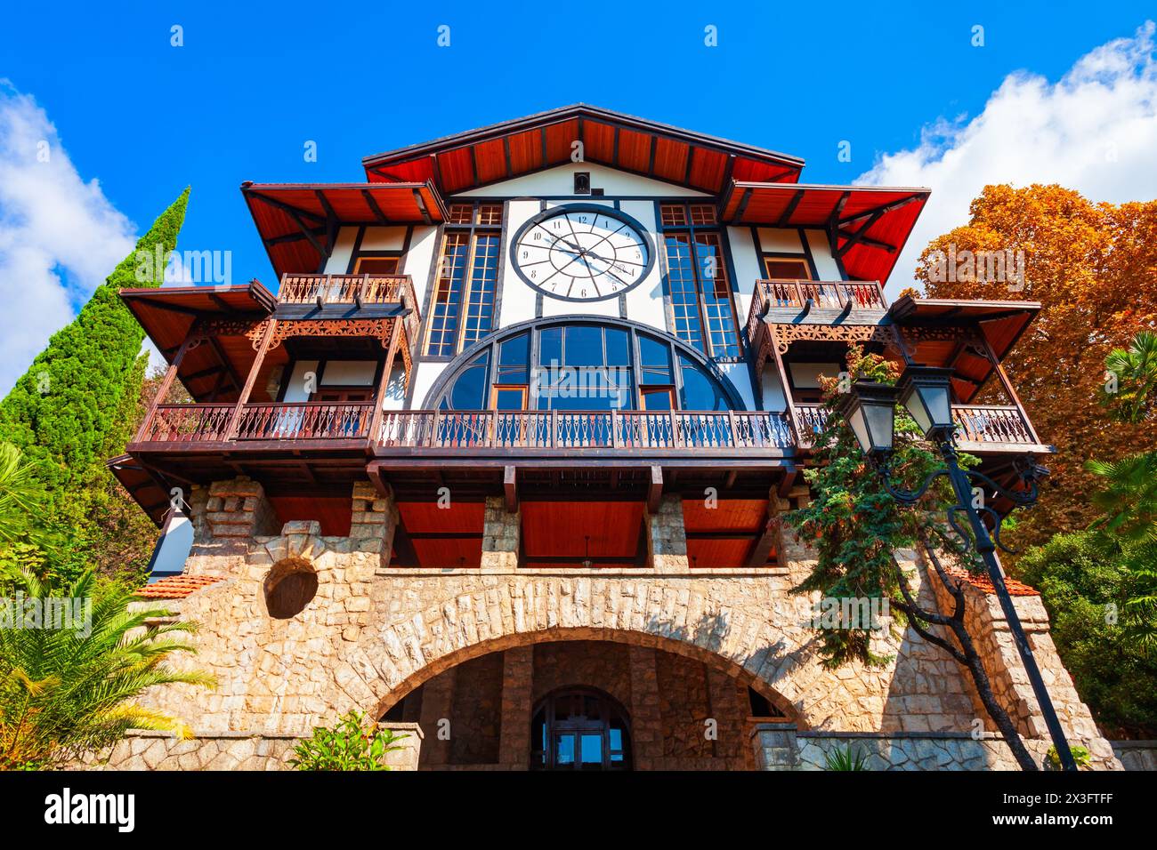 Gagra, Georgien - 05. Oktober 2020: Gagripsh ist ein antikes historisches Restaurant Gebäude in Gagra Stadt, Abchasien Region von Georgien Stockfoto