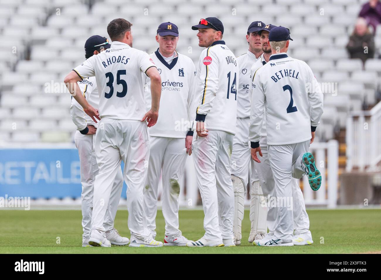 Abgebildet ist #35, will Rhodes mit seinen Teamkollegen als Warwickshire Claim Wicket No. 3, aufgenommen am 26. April 2024 in Birmingham, Großbritannien, für redaktionelle Verkaufszwecke Stockfoto