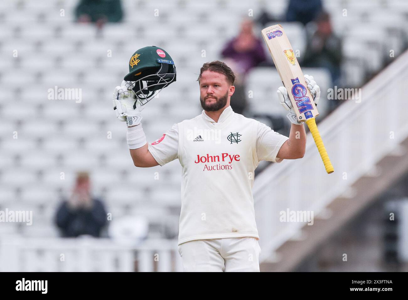 Abgebildet ist Ben Duckett von Notts CCC, während er sein Jahrhundert feiert, aufgenommen am 26. April 2024 in Birmingham, Großbritannien, für redaktionelle Verkaufszwecke am 1. Tag von Stockfoto