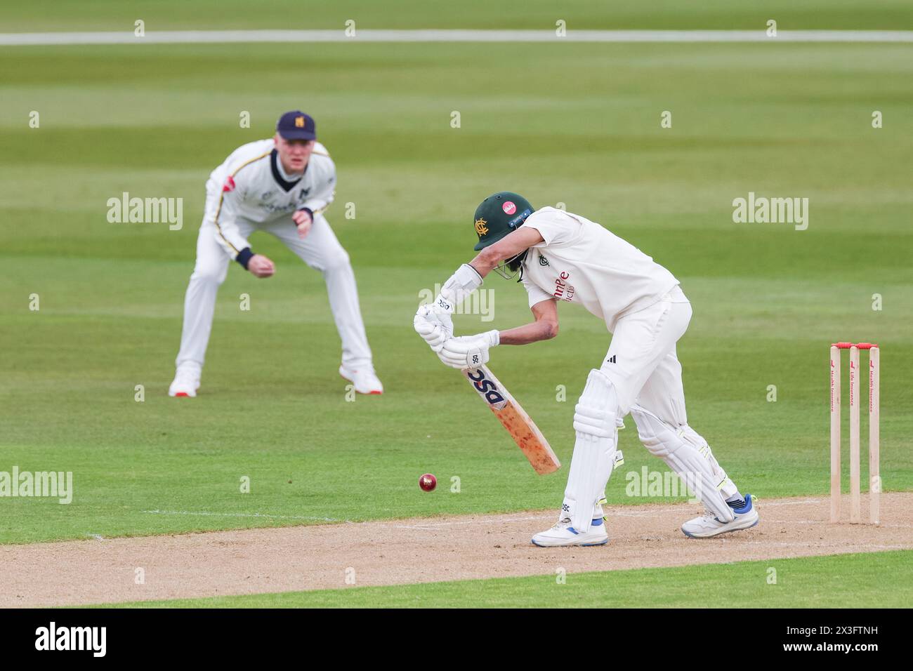 Im Bild ist Haseeeb Hameed von Notts CCC im Streik zu sehen, der am 26. April 2024 in Birmingham, Großbritannien, zu redaktionellen Verkaufszwecken einen defensiven Schuss abgab Stockfoto