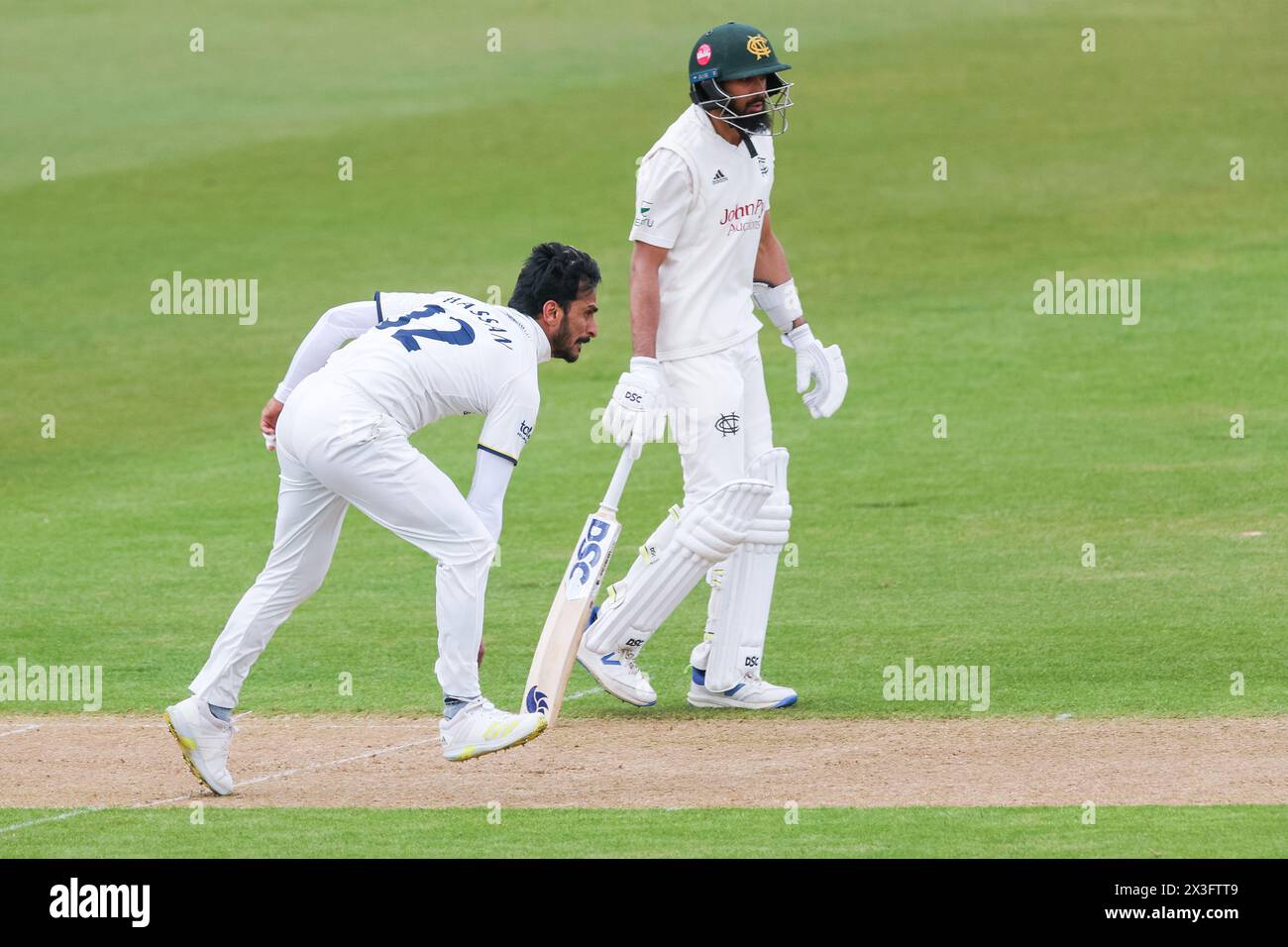 Abgebildet ist Hassan Ali aus Warwickshire in Aktion Bowling, das am 26. April 2024 in Birmingham, Großbritannien, für redaktionelle Verkaufszwecke während des ersten Tages der Vita durchgeführt wurde Stockfoto