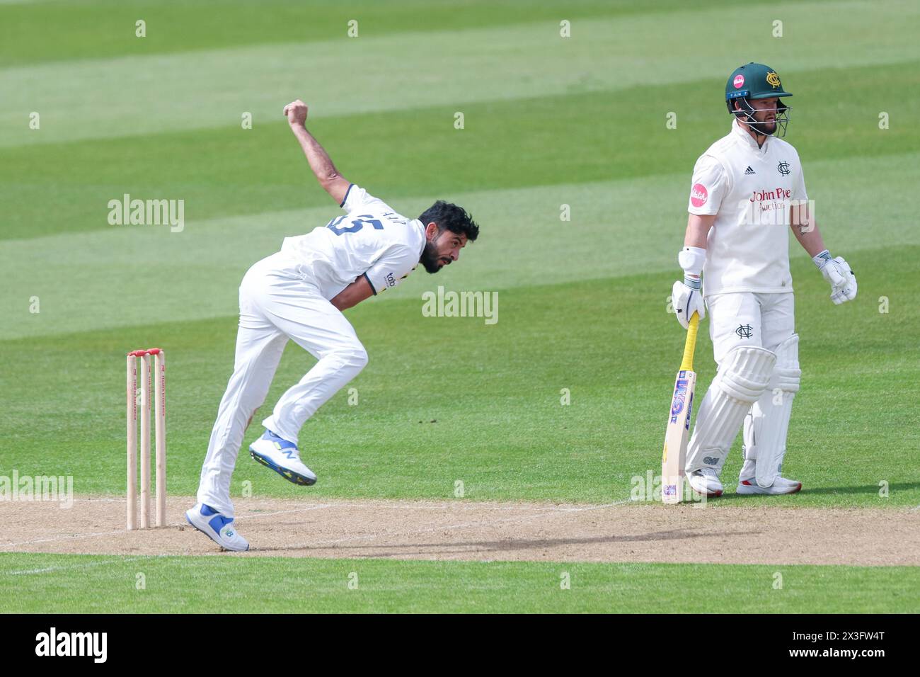 Abgebildet ist Aamir Jamal in Aktion Bowling für Warwickshire, das am 26. April 2024 in Birmingham, Großbritannien, für redaktionelle Verkaufszwecke während des ersten Tages der VI Stockfoto