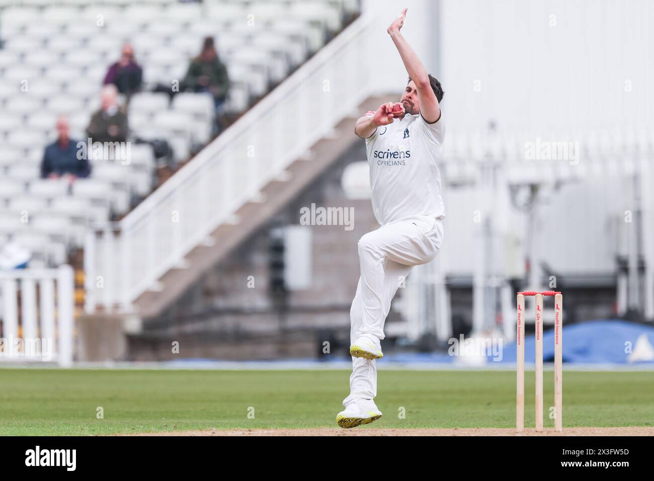 Abgebildet ist will Rhodes aus Warwickshire in Aktion Bowling, das am 26. April 2024 in Birmingham, Großbritannien, für redaktionelle Verkaufszwecke am 1. Tag der Vit durchgeführt wurde Stockfoto