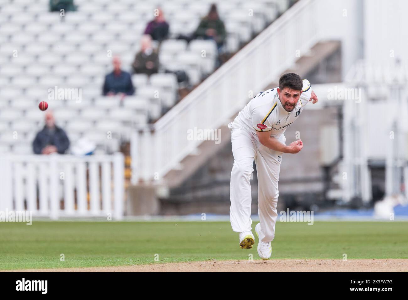 Abgebildet ist will Rhodes aus Warwickshire in Aktion Bowling, das am 26. April 2024 in Birmingham, Großbritannien, für redaktionelle Verkaufszwecke am 1. Tag der Vit durchgeführt wurde Stockfoto