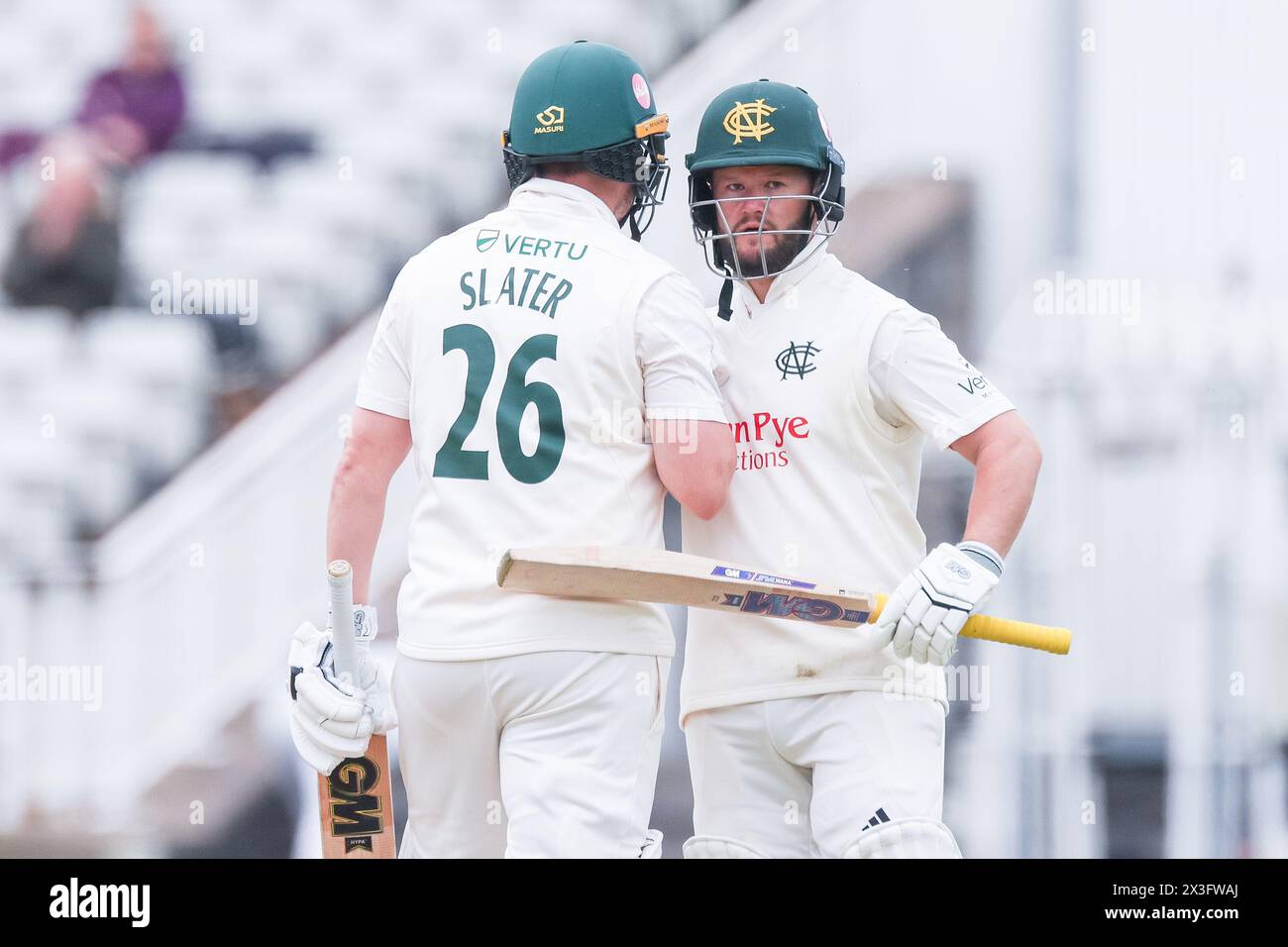 Abgebildet ist Ben Slater von Notts CCC, der am 26. April 2024 in Birmingham, Großbritannien, für sein halbes Jahrhundert von Ben Duckett für den redaktionellen Verkauf gratuliert Stockfoto