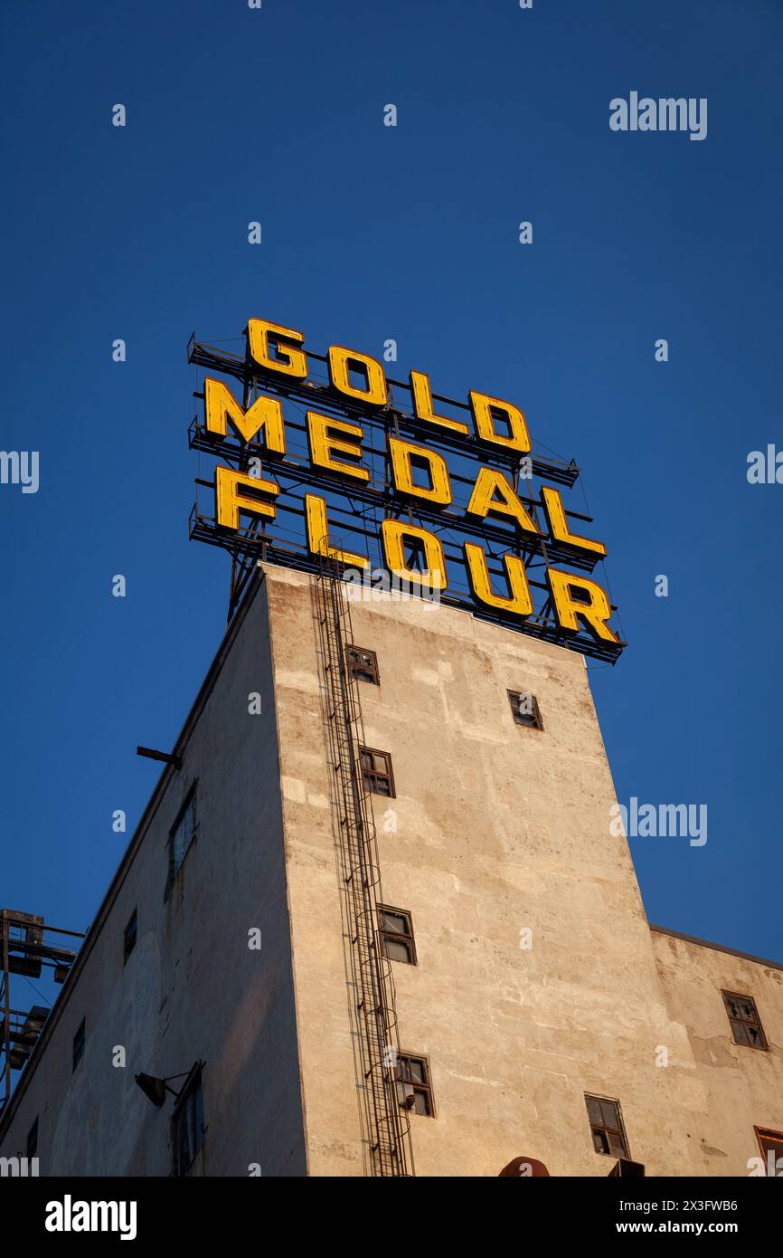 Das Mehl-Schild mit der Goldmedaille auf einem Gebäude, das einst eine Mehlmühle war. Stockfoto