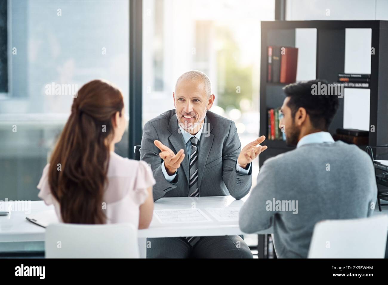 Leistung, Überprüfung und Vortrag mit Mitarbeitern im Büro, Lächeln und Feedback zu Produktivität, Arbeit und Partnerschaft bei Geschäftsabschlüssen. Happy, CEO und Rekrutierung von Stockfoto