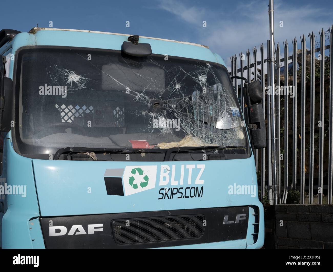 Geparkter Lkw mit zertrümmerter Windschutzscheibe Stockfoto