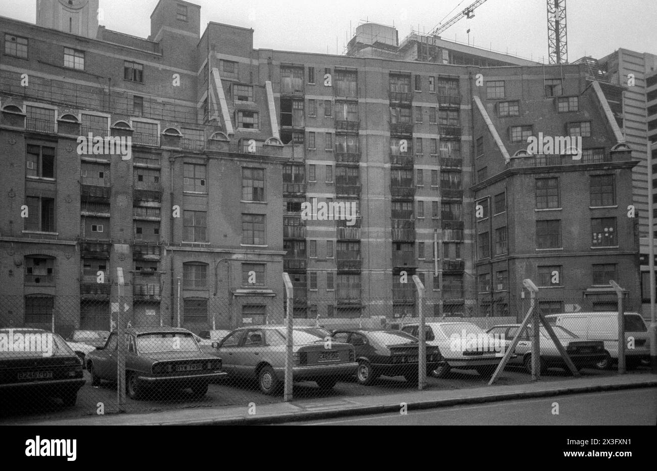 1986 Archiv Schwarzweißfoto der Barge House Street in Southwark, South London. Zeigt Lagerhäuser hinter dem Oxo-Turm, die anschließend teilweise abgerissen und umgebaut wurden. Stockfoto