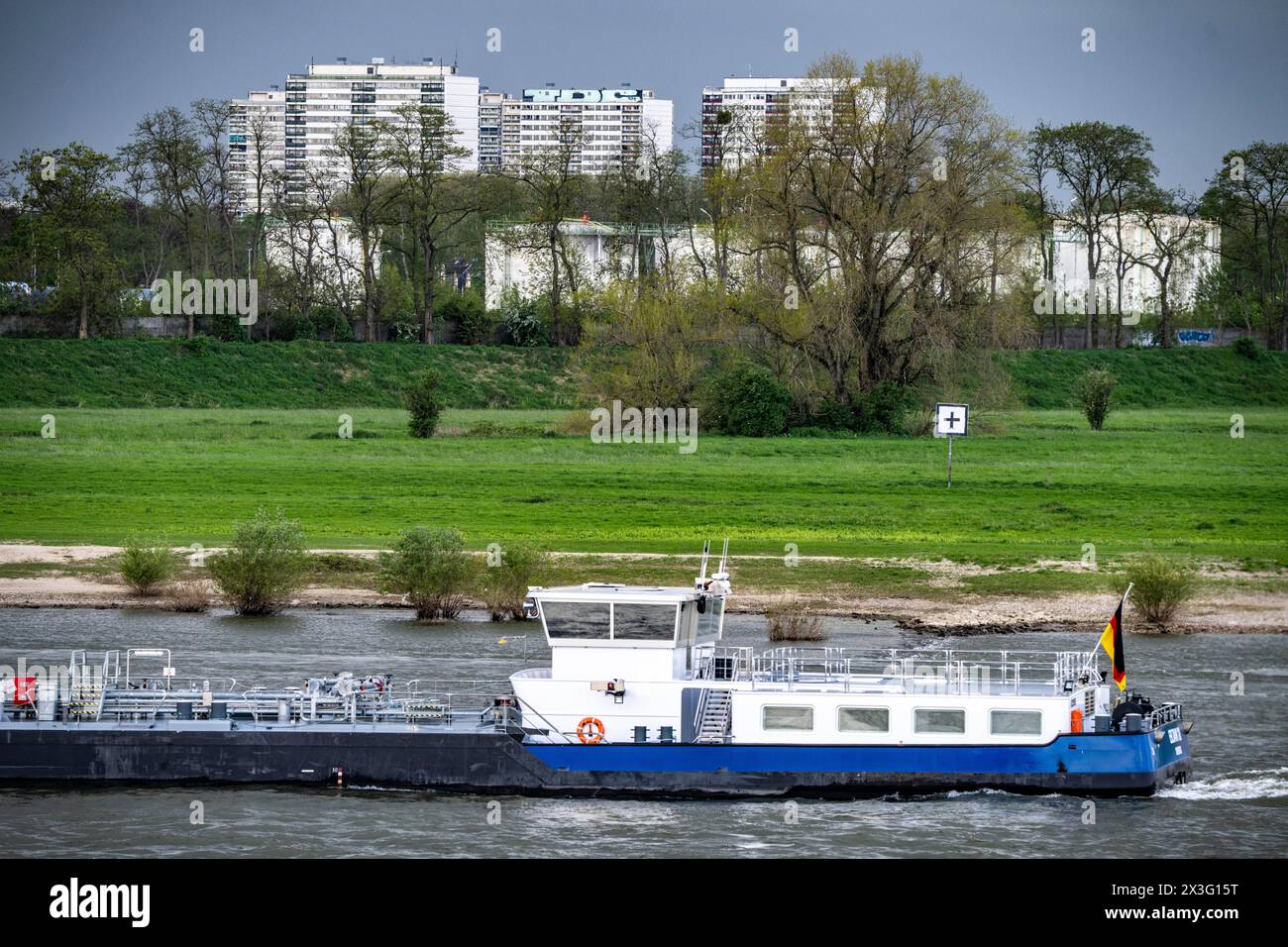 Frachtschiffe auf dem Rhein bei Duisburg, dahinter die großen Wohnhochhäuser in Duisburg Hochheide, NRW, Deutschland, Stockfoto