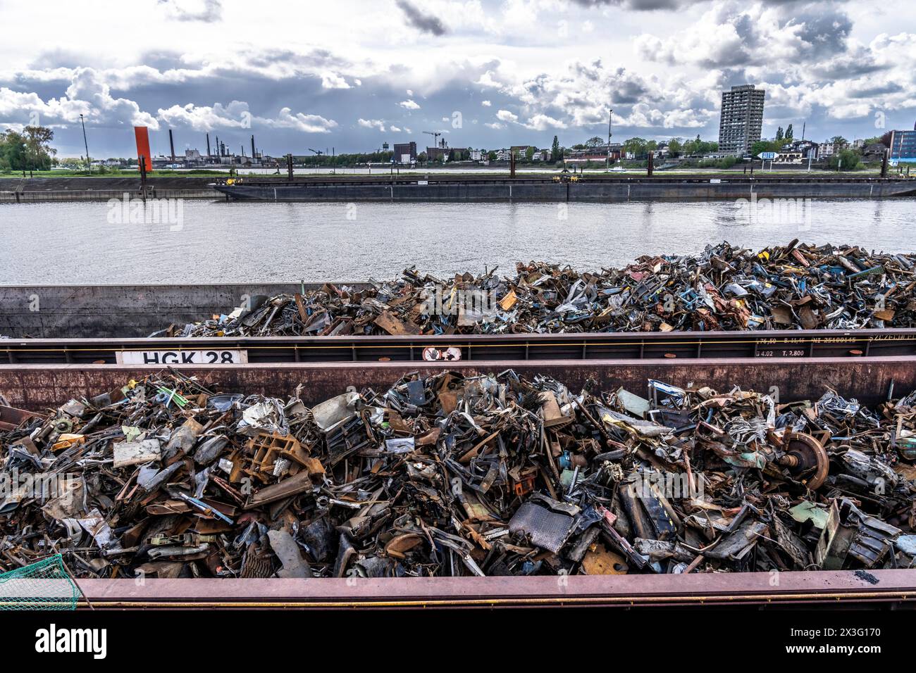 Lastkähne mit Schrott beladen, zum Recycling, zum Abschmelzen, im Hafenkanal, Binnenhafen Duisburg-Ruhrort, NRW, Deutschland, Stockfoto