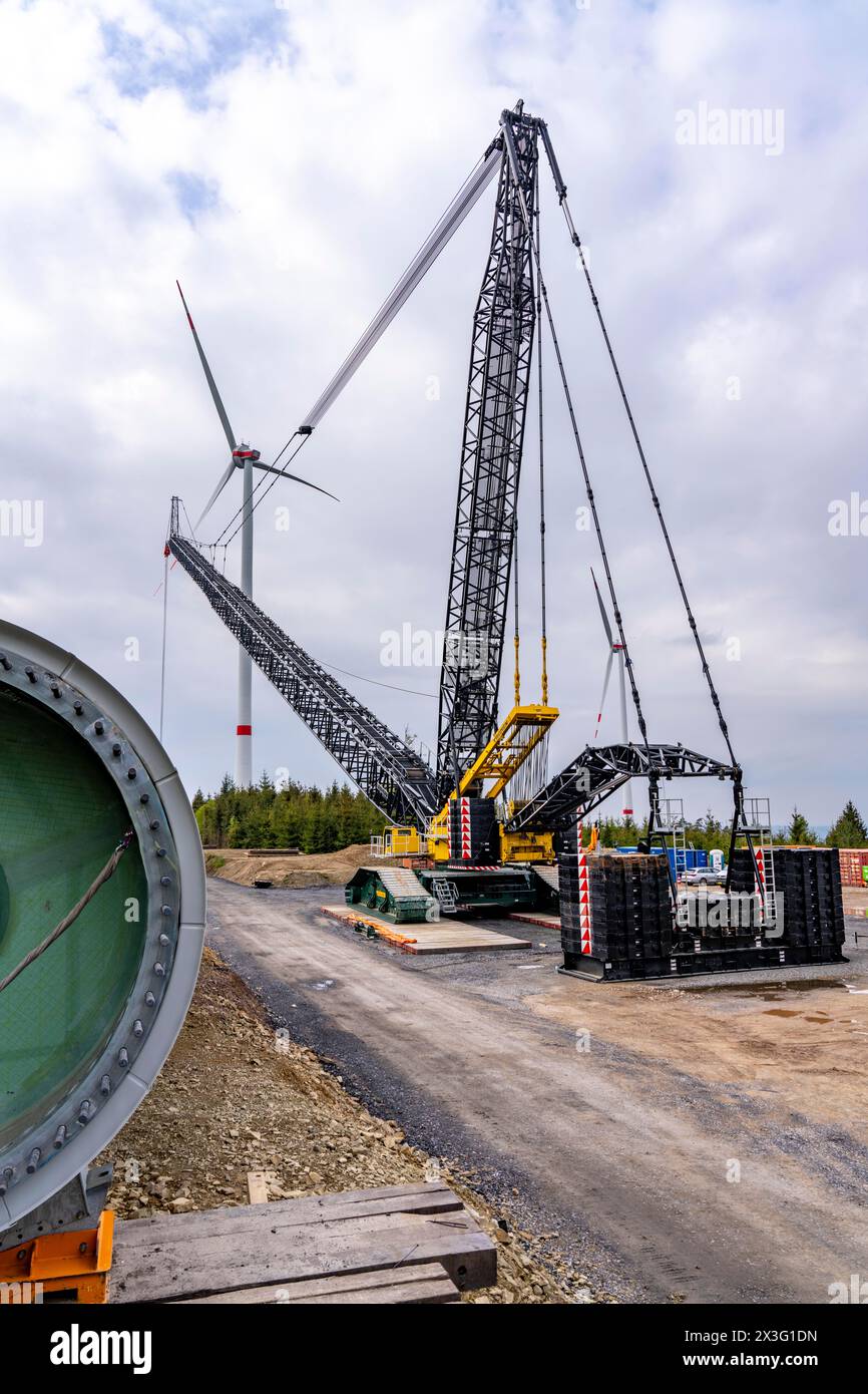 Errichtung einer Windkraftanlage, einer Windkraftanlage, Errichtung des Raupengitterkrans für die Blattmontage, Windpark bei Hagen, NRW, Deutschland, Stockfoto