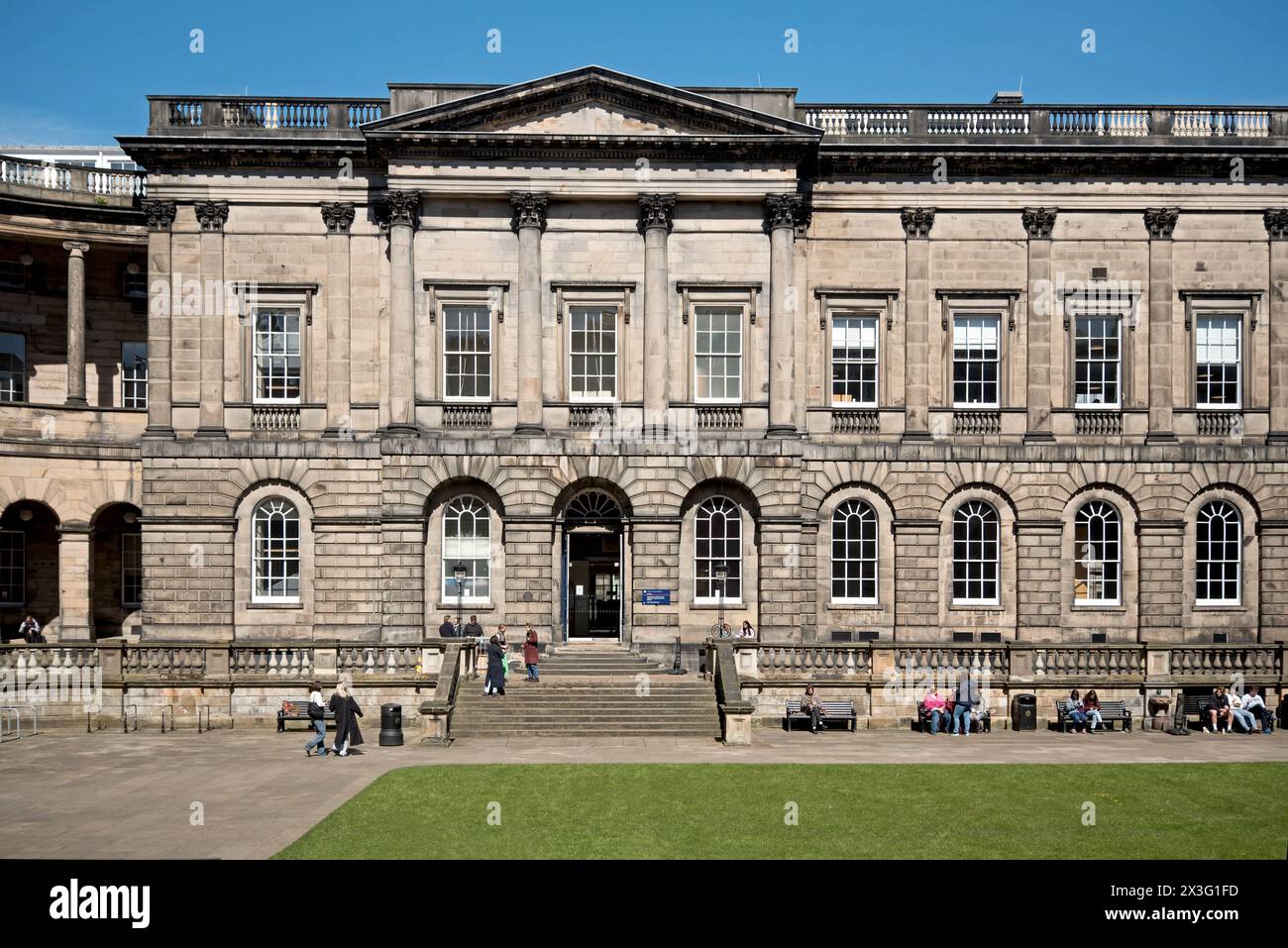 Fassade des Old College mit der School of Law der University of Edinburgh. Entworfen von Robert Adam und fertiggestellt von William Henry Playfair im Jahr 1827. Stockfoto