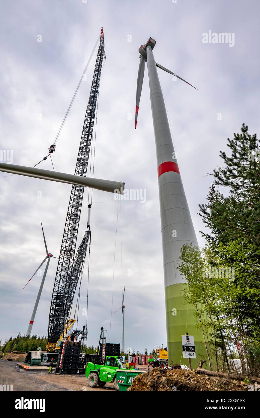 Errichtung einer Windkraftanlage, einer Windkraftanlage, Montage des dritten Rotorblatts mit einem Kettengitterkran, Windpark bei Hagen, NRW, Deutschland, Stockfoto