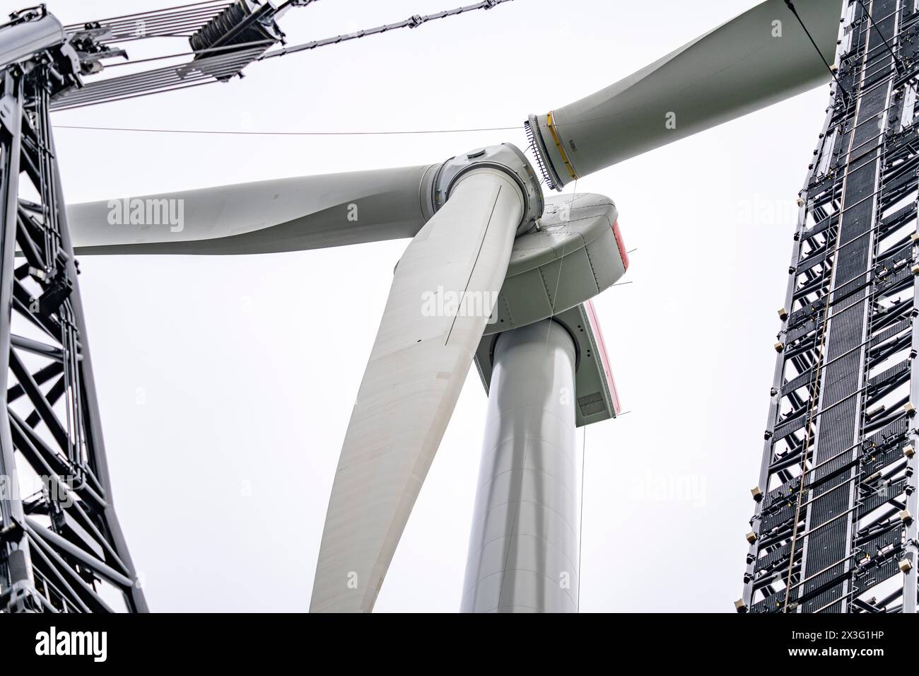 Errichtung einer Windkraftanlage, einer Windkraftanlage, Montage des dritten Rotorblatts mit einem Kettengitterkran, Windpark bei Hagen, NRW, Deutschland, Stockfoto