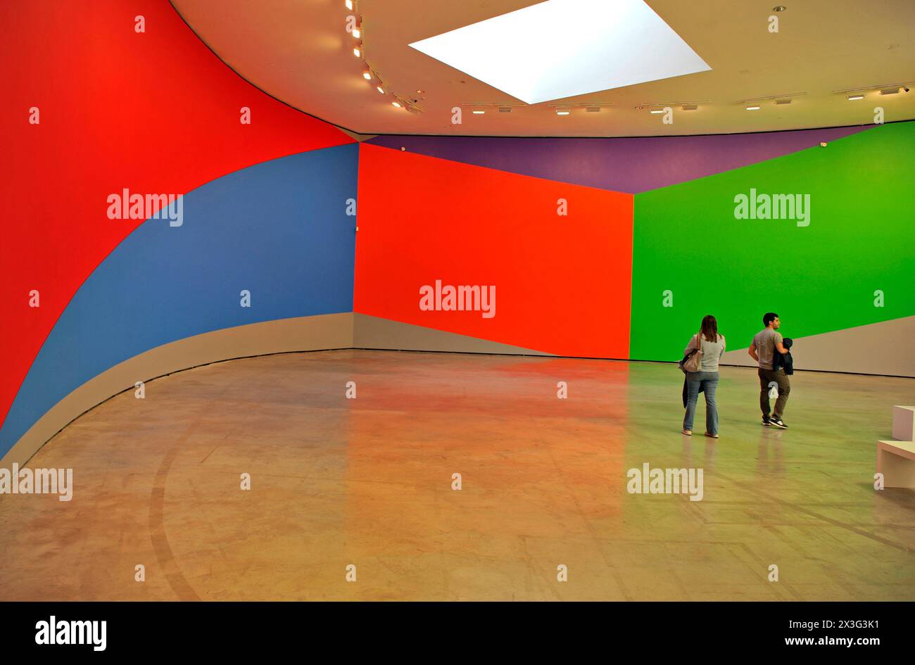 Besucher des Guggenheim Museum Bilboa sehen eine riesige Installation eines Kunstwerks von Ellsworth Kelly, Spanien, Europa Stockfoto