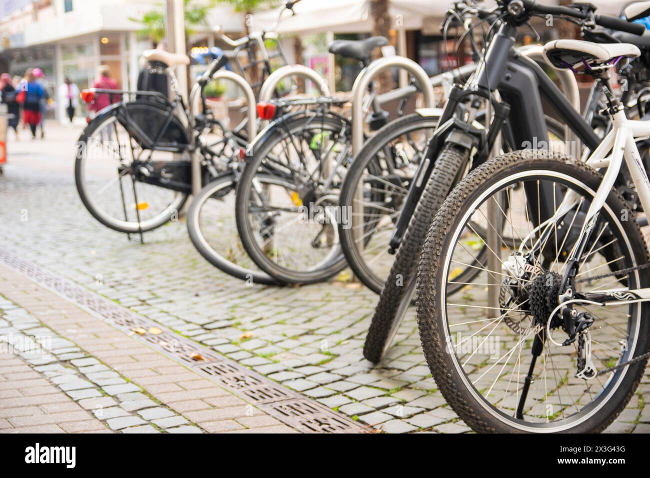 Urbane Straßen mit Fahrrädern. Fahrräder bleiben auf dem Fahrradparkplatz in Deutschland. Stockfoto