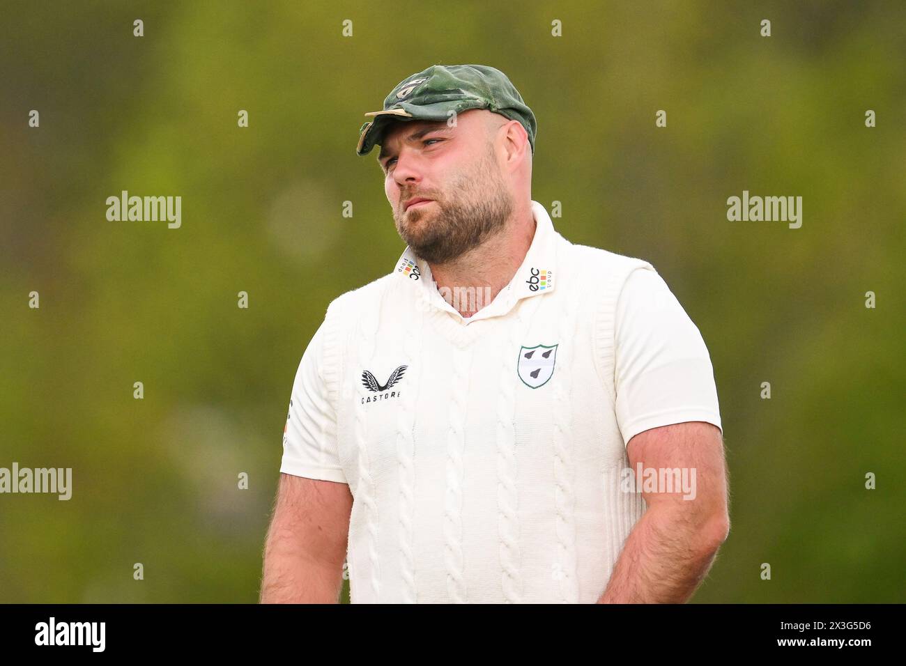 Joe Leach of Worcestershire während des Spiels der Vitality County Championship Division 1 Worcestershire vs Somerset im Kidderminster Cricket Club, Kidderminster, Vereinigtes Königreich, 26. April 2024 (Foto: Craig Thomas/News Images) Stockfoto