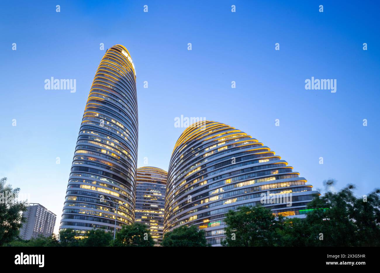 Panorama von Wangjing Soho bei Nacht in Shanghai, China Stockfoto