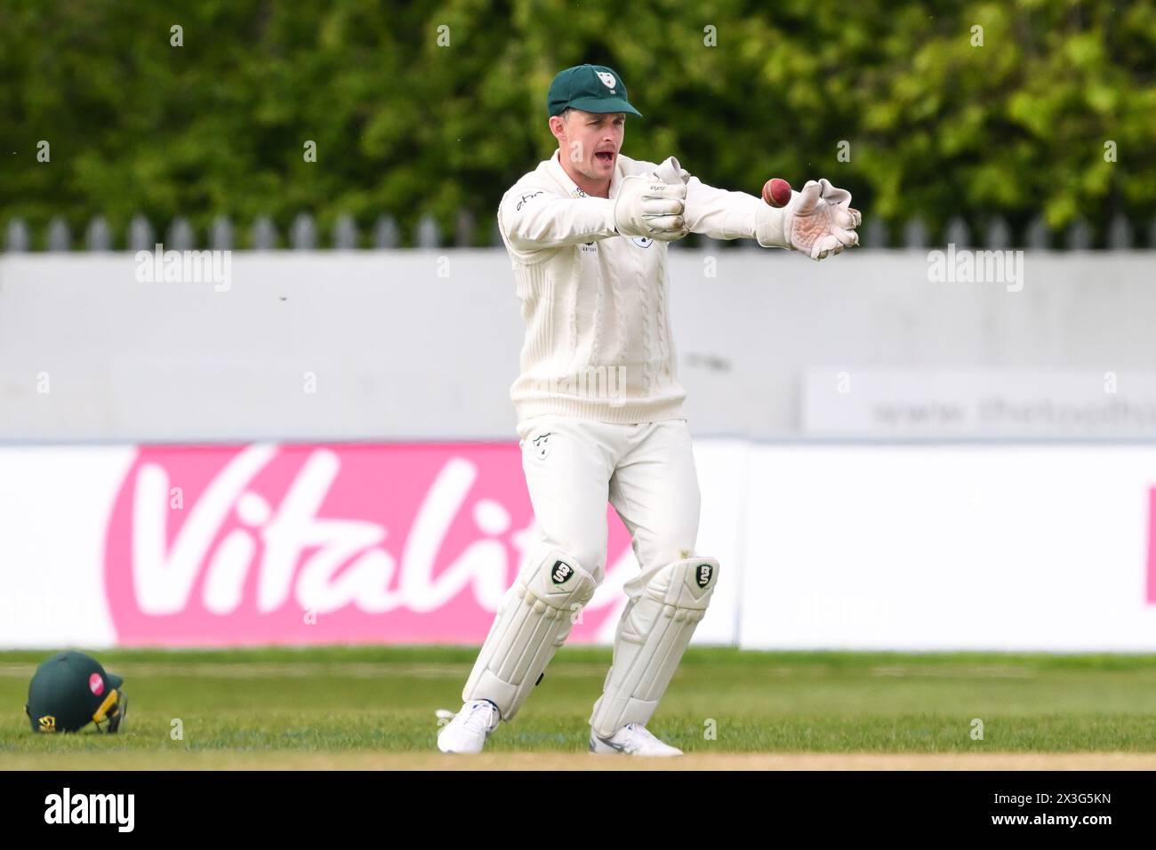 Gareth Roderick aus Worcestershire während des Spiels „Vitality County Championship Division 1“ Worcestershire gegen Somerset im Kidderminster Cricket Club, Kidderminster, Großbritannien, 26. April 2024 (Foto: Craig Thomas/News Images) Stockfoto