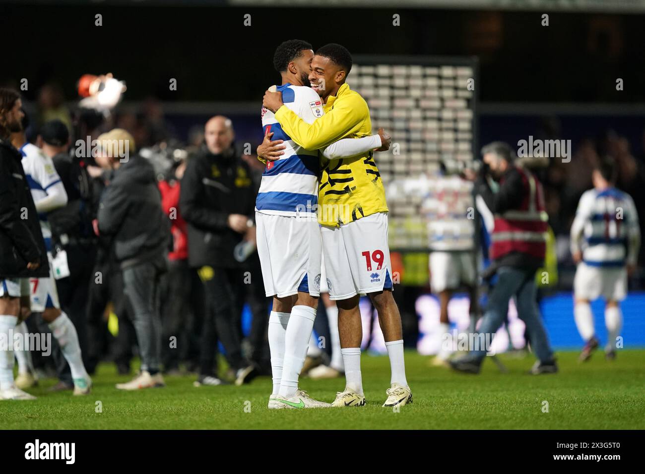 London, Großbritannien. April 2024. Jake Clarke-Salter von Queens Park Rangers und Elijah Dixon-Bonner von Queens Park Rangers feiern den Sieg nach dem Skybet EFL Championship-Spiel der Queens Park Rangers FC gegen Leeds United FC im MATRADE Loftus Road Stadium, London, England, Vereinigtes Königreich am 26. April 2024 Guthaben: Jede Zweite Media/Alamy Live News Stockfoto