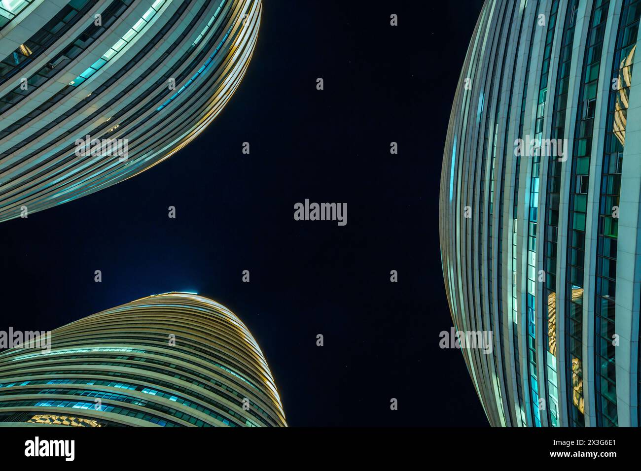 Niedriger Winkel von Wangjing Soho Nachtsicht in Shanghai, China, moderne Architektur, kommerzielle Geschäfte Stockfoto