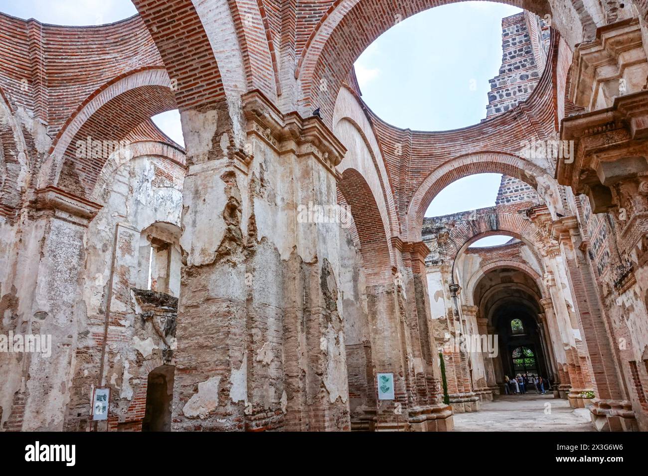 Die Ruinen der ehemaligen 15. Kathedrale von Antigua Guatemala, heute ein Museum auf dem Parque Central in Antigua, Guatemala. Die einst prächtige Kathedrale wurde 1717, 1773, 1874, 1918 und 1976 durch Erdbeben zerstört. Stockfoto