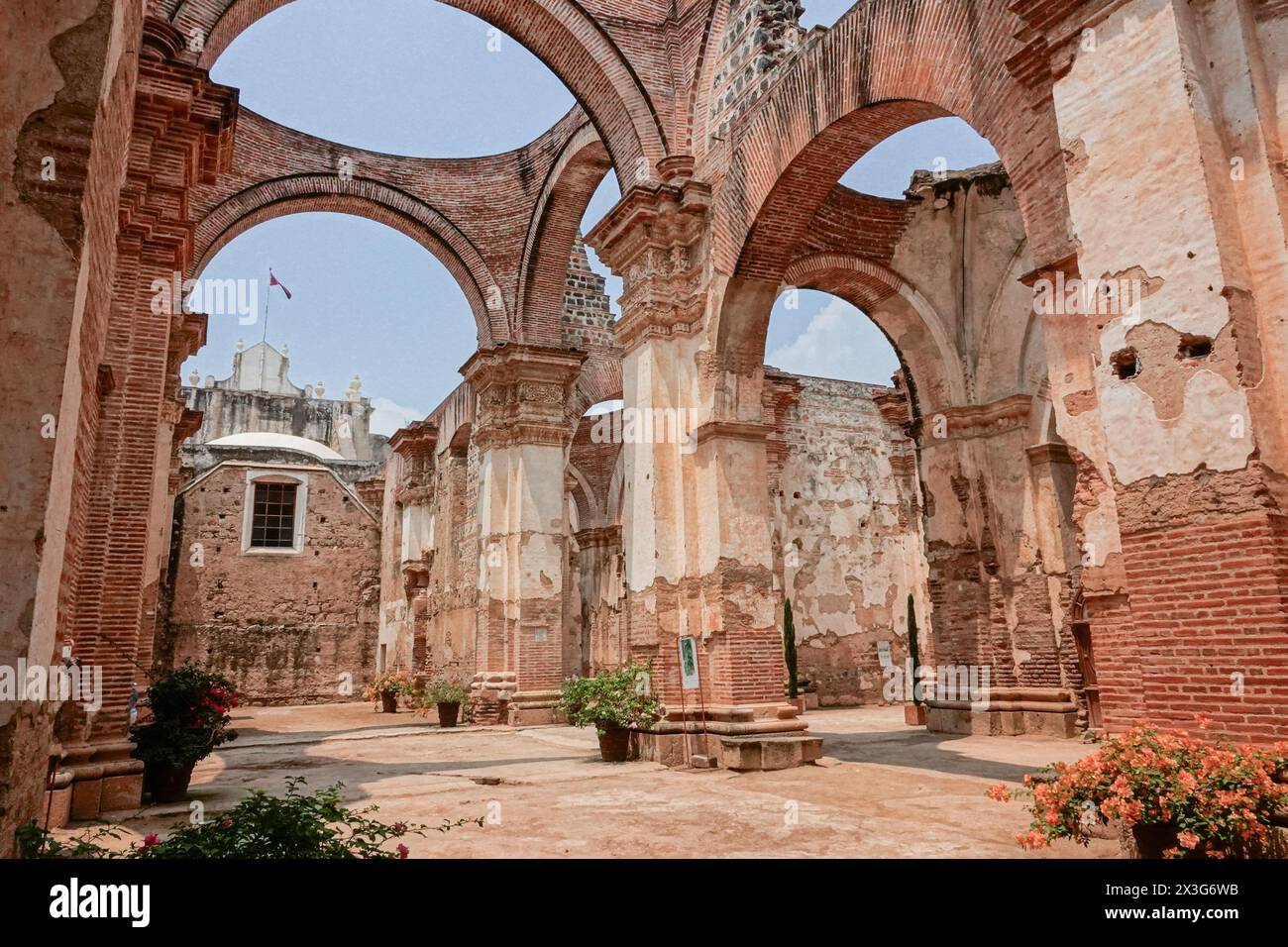 Die Ruinen der ehemaligen 15. Kathedrale von Antigua Guatemala, heute ein Museum auf dem Parque Central in Antigua, Guatemala. Die einst prächtige Kathedrale wurde 1717, 1773, 1874, 1918 und 1976 durch Erdbeben zerstört. Stockfoto