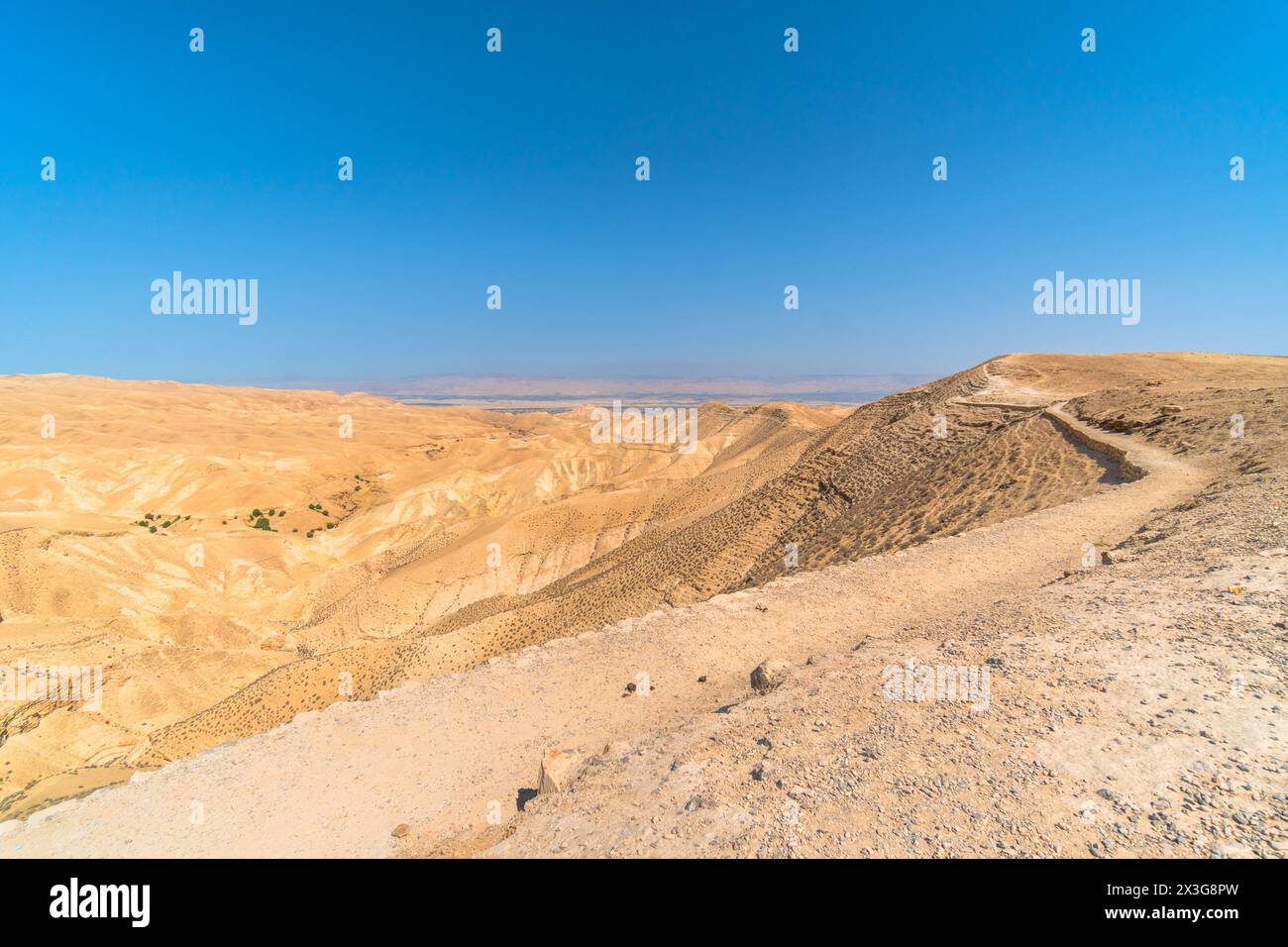 Auf einer Bergwanderung in Israel Stadt mit einem Spaziergang durch die Wüste in Richtung Totes Meer Stockfoto