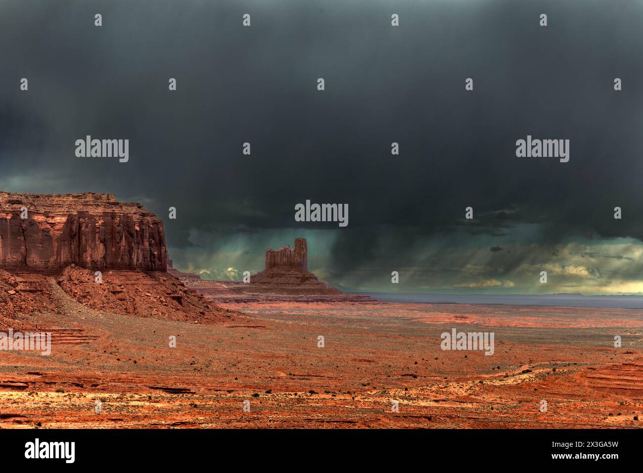 Monument Valley während eines dunklen, unheimlichen Ladens, der der rauen Wildnis ein unheilvolles Aussehen verleiht. Stockfoto