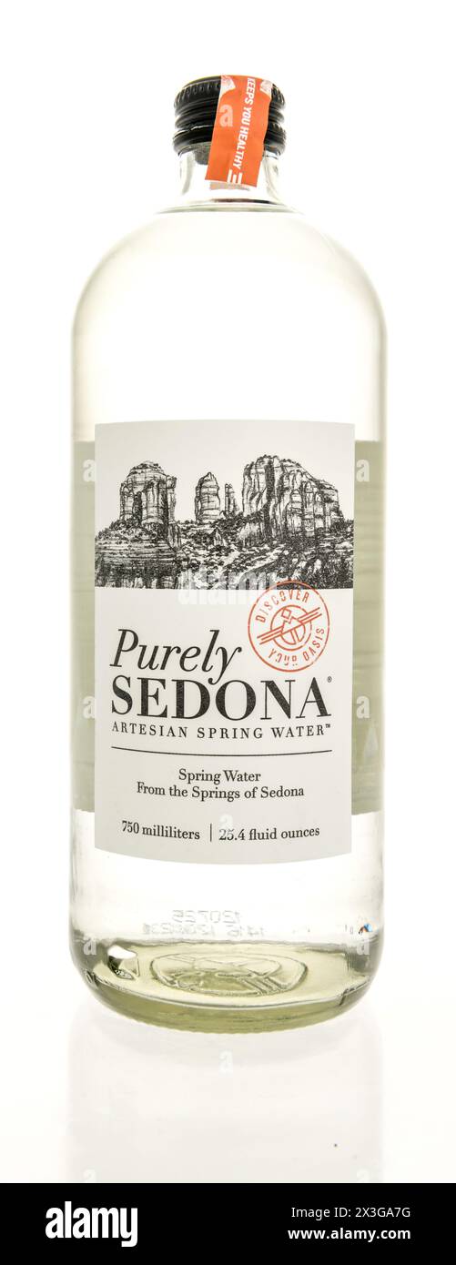 Winneconne, WI - 26. April 2024: Eine Flasche rein artesisches Quellwasser aus Sedona auf isoliertem Hintergrund. Stockfoto
