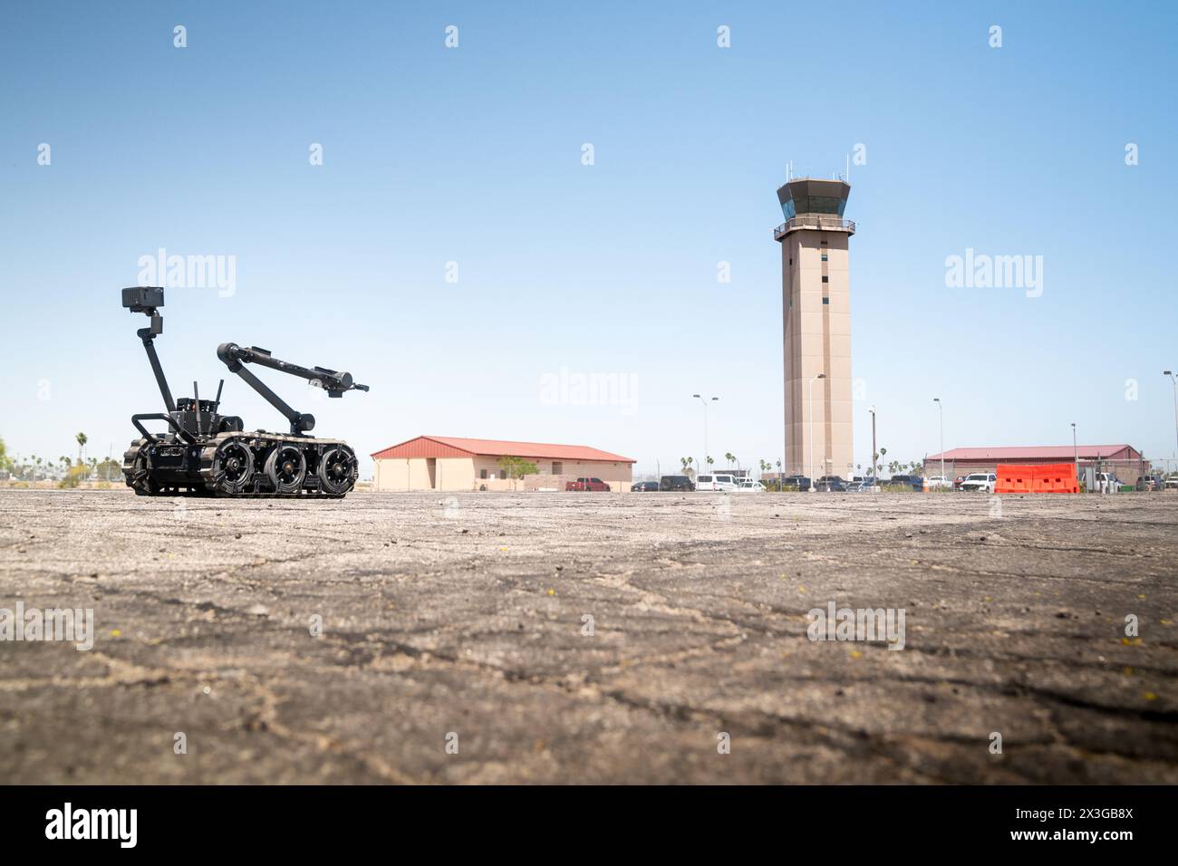 Ein man Transportable Robotic System II wird während der Übung Semper Durus 2024 auf der Marine Corps Air Station Yuma, Arizona, am 23. April 2024 eingesetzt. Semper Durus 2024 ist eine regionale Führungsaufgabe zur Verbesserung der regionalen Kommandoführung und -Kontrolle, zur Verbesserung der behördenübergreifenden Koordinierung, zur Verbesserung der Installationskapazitäten zur Reaktion auf Krisenfälle und zur Wiederherstellung nach solchen Ereignissen sowie zur Validierung von Gefahrenplänen zur Sicherung von Installationsmissionen. (Foto des U.S. Marine Corps von CPL. Gideon M. Schippers) Stockfoto