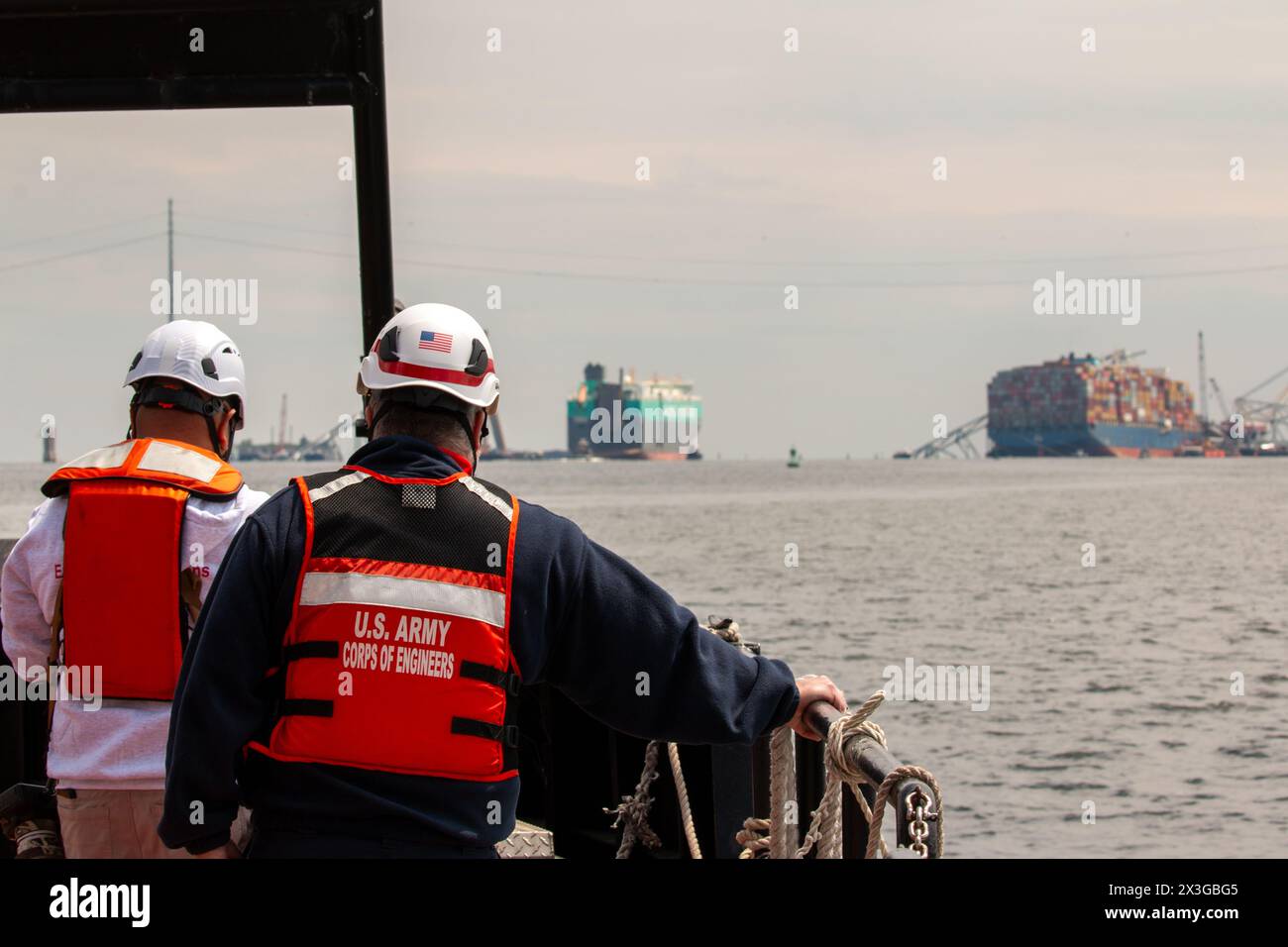 United Command eröffnet nach dem Zusammenbruch der Key Bridge in Baltimore, Maryland, am 25. April 2024 einen beschränkten Zugangskanal für Handelsschiffe. Die LAC mit einer Kontrolltiefe von mindestens 35 Fuß, ein horizontaler Abstand von 300 Fuß und ein vertikaler Abstand von 214 Fuß wird voraussichtlich eine begrenzte Anzahl von Handelsschiffen in den Hafen von Baltimore ermöglichen und eine Abfahrtsmöglichkeit für einige Schiffe mit Tiefgang bieten, die den Hafen seit dem Zusammenbruch der Brücke derzeit nicht verlassen können. (Key Bridge Response 2024 Unified Command Foto von U.S. Army Corps of Engineers Public Affairs Spec Stockfoto