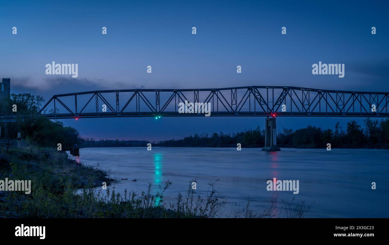 Nächtlicher Blick auf die Truss Bridge über den Missouri River in Brownville, Nebraska Stockfoto