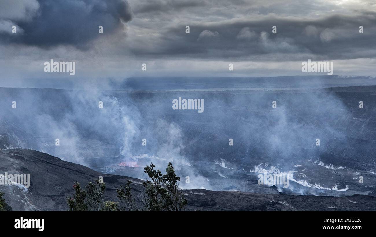 Rauch steigt aus der carter im Hawaii Volcanoes National Park. Stockfoto