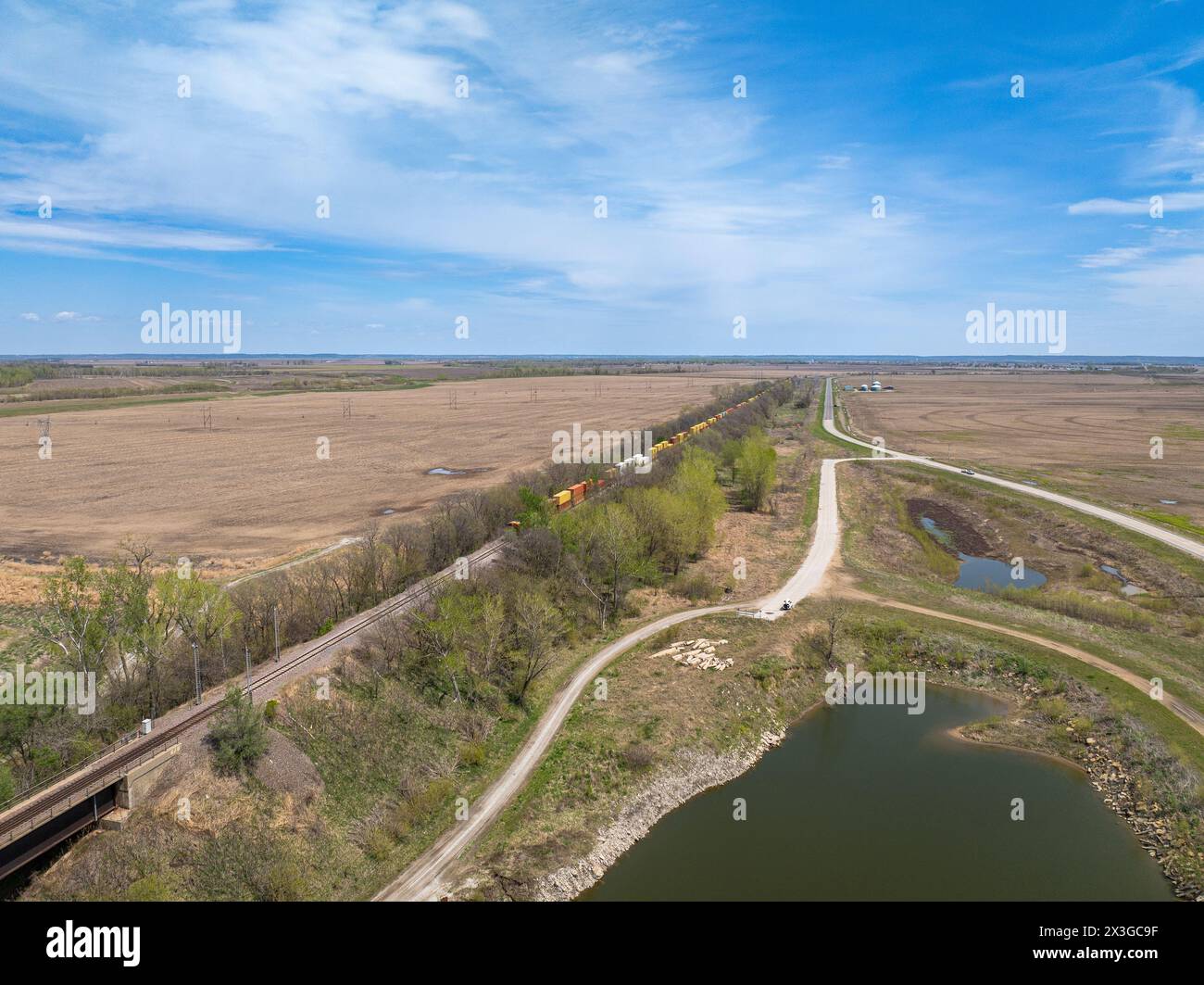 Nach der Überquerung des Missouri River bei Rulo, Nebraska, fährt der Containerzug über Ackerland Stockfoto
