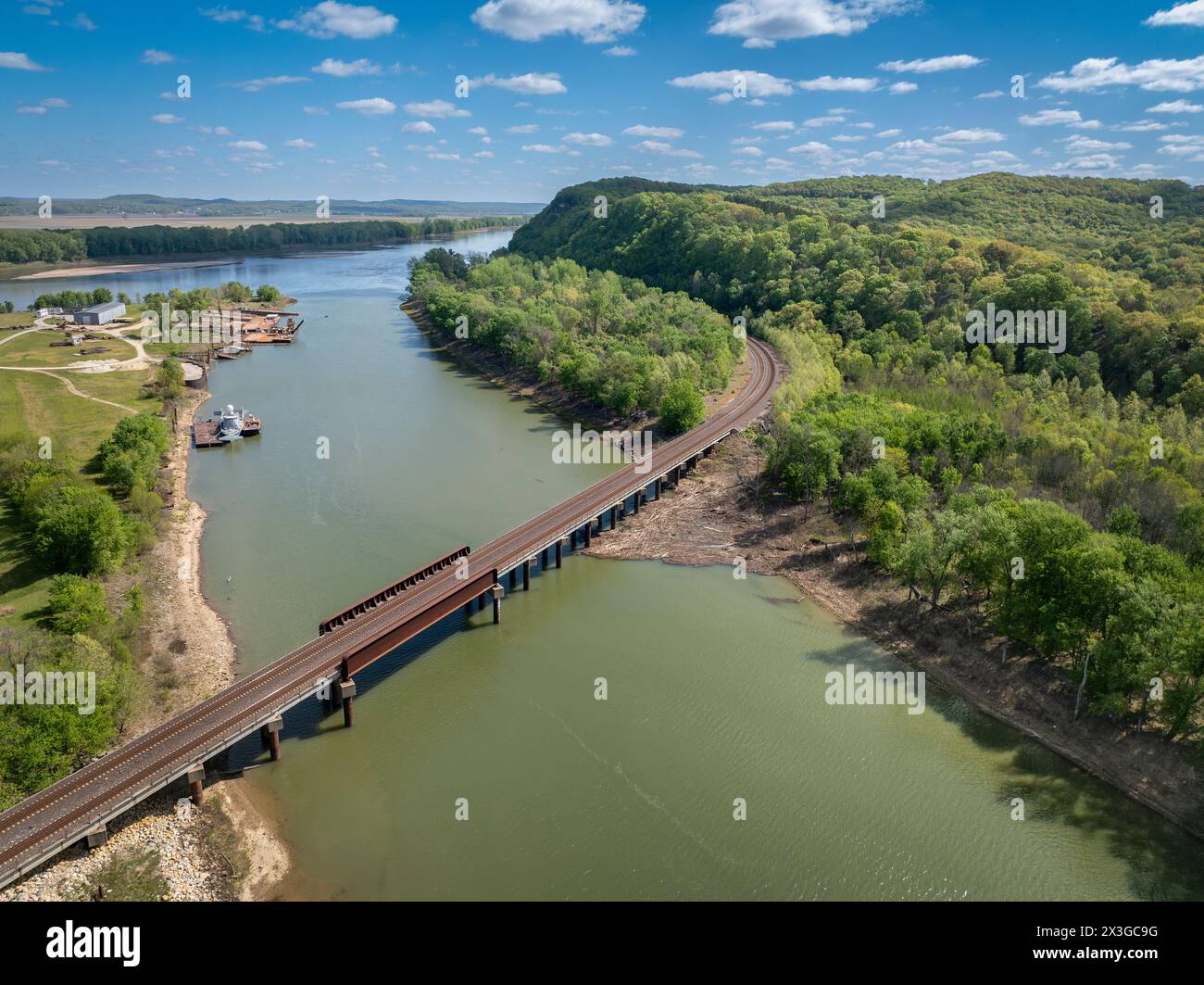 Gasconade River am Zusammenfluss mit dem Missouri River, Blick aus der Frühjahrszeit aus der Vogelperspektive mit einer Eisenbahnbrücke und einer alten Werft Stockfoto