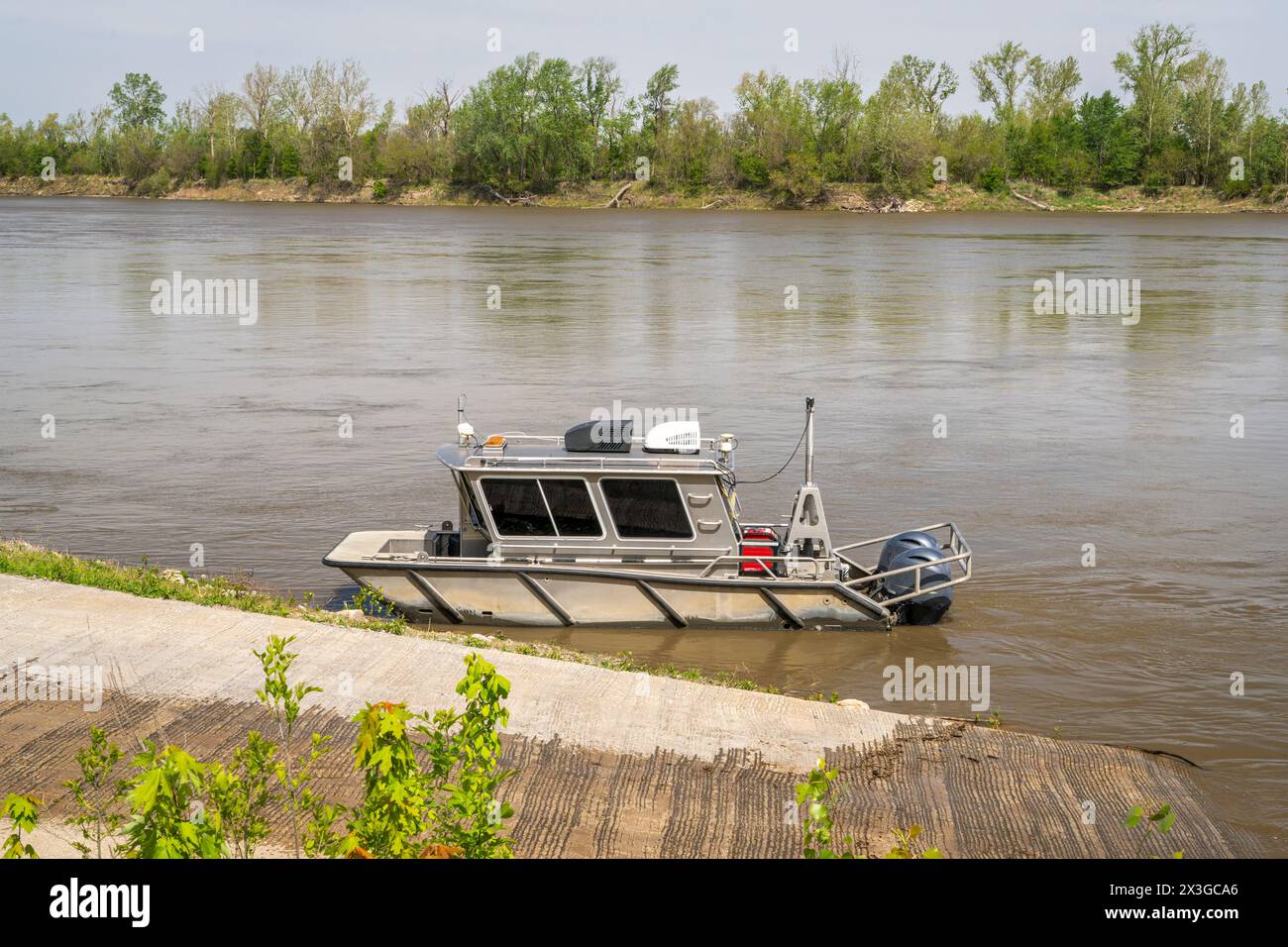 Arbeitsboot aus Aluminium an einer Rampe auf dem Missouri River in Waverly, MO Stockfoto