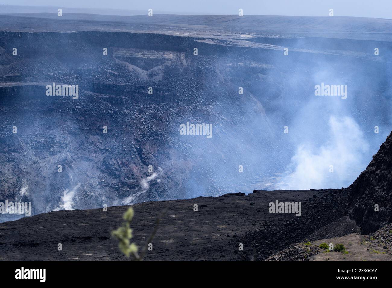 Rauch steigt aus der carter im Hawaii Volcanoes National Park. Stockfoto