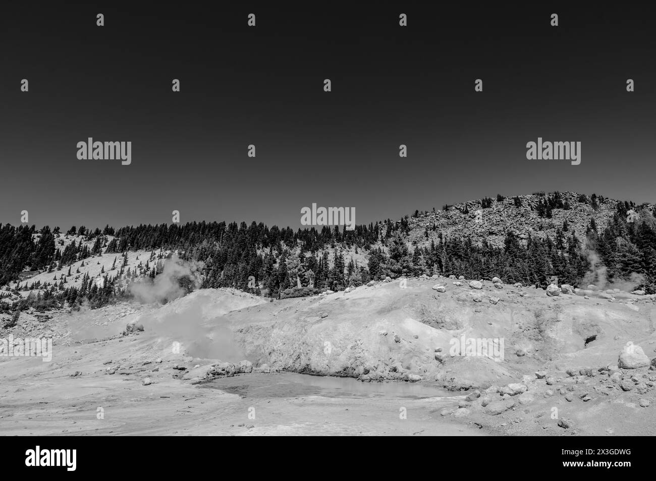 Blick aus dem hydrothermalen Gebiet von Bumpass Hell im Lassen Volcanic National Park, Kalifornien, USA Stockfoto