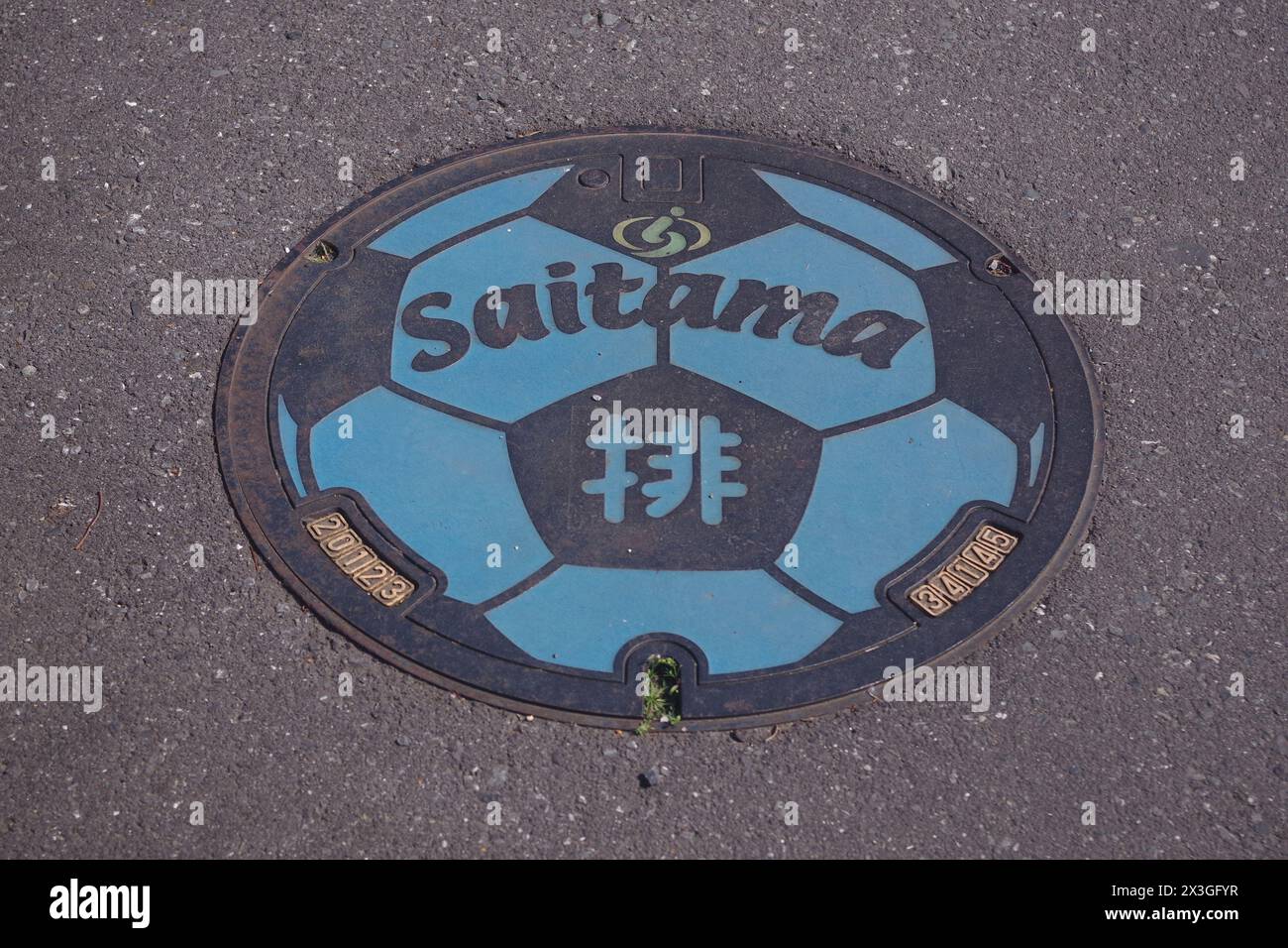 Fußball-förmige Manhole-Abdeckung in der Präfektur Saitama, Japan Stockfoto