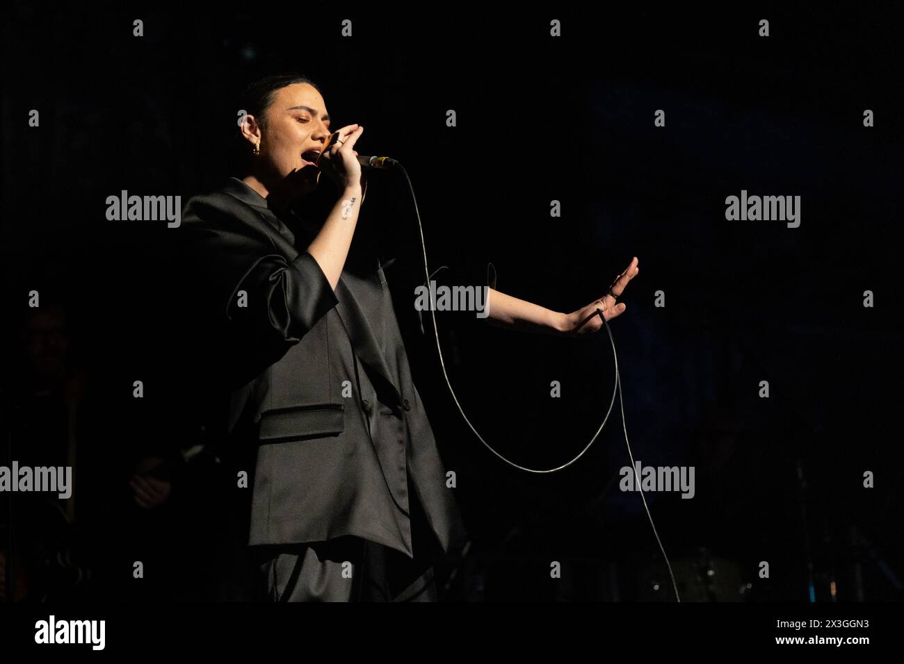 Newcastle, Großbritannien - Sängerin Nadine Shah tritt am ersten Abend ihrer UK-Tour im Boiler Shop auf. Foto: Jill O'Donnell/Alamy Live News Stockfoto