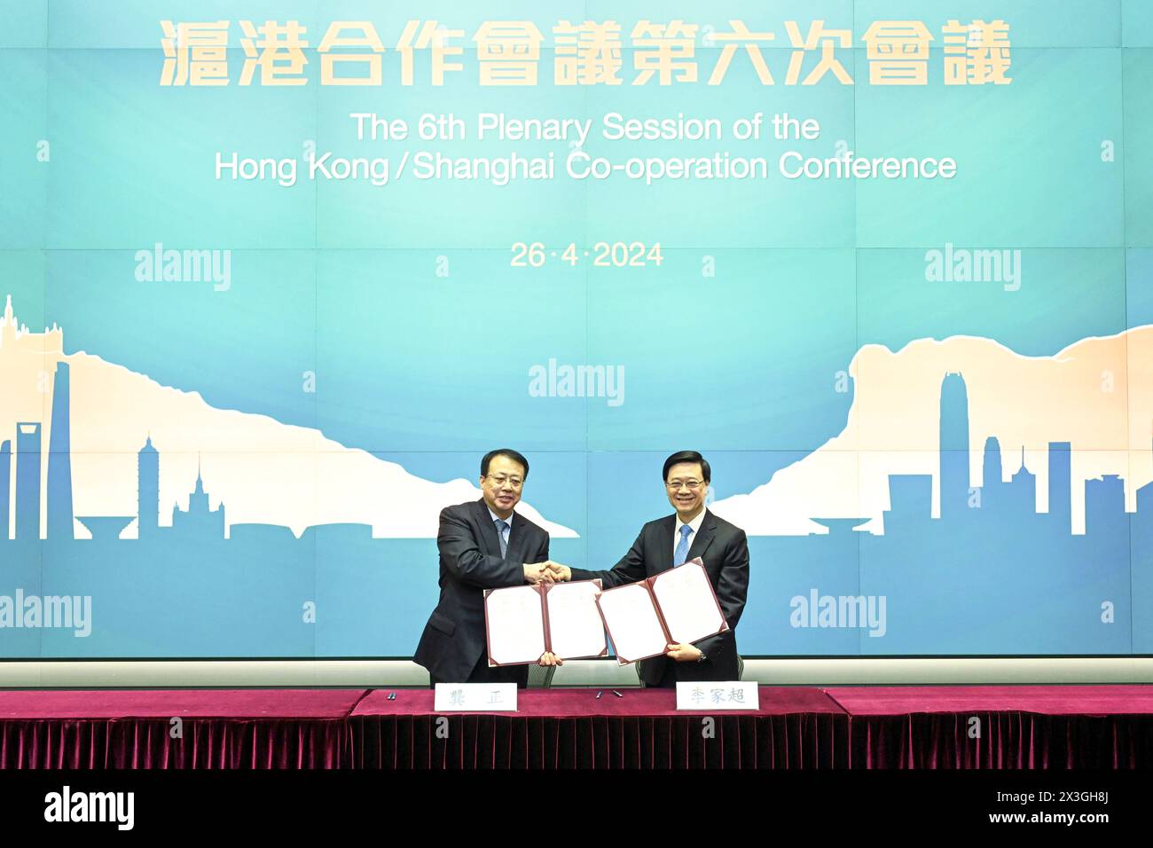 (240426) -- HONGKONG, 26. April 2024 (Xinhua) -- John Lee (R), Chief Executive der Sonderverwaltungsregion Hongkong (HKSAR), und Gong Zheng, Bürgermeister und stellvertretender Parteichef von Shanghai, unterzeichnen auf der sechsten Tagung der Hongkong/Shanghai Cooperation Conference am 26. April 2024 in Hongkong, Südchina, eine Vereinbarung. Am Freitag fand hier die sechste Tagung der Hongkong-Shanghai-Kooperationskonferenz statt, auf der 20 Kooperationsdokumente in den Bereichen Rechtsdienstleistungen, Handel, Finanzen, Wissenschaft und Technologie, Stadtentwicklung, Kultur und andere Bereiche. (Information Services Dep Stockfoto