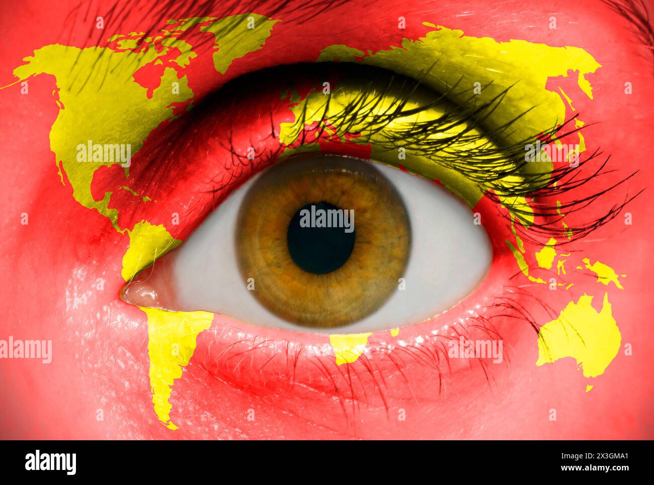 Auge in Weltkarte, zusammengesetztes Bild. Dies könnte ein Bewusstsein für globale Probleme darstellen. Stockfoto