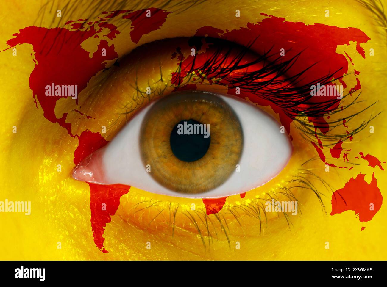 Auge in Weltkarte, zusammengesetztes Bild. Dies könnte ein Bewusstsein für globale Probleme darstellen. Stockfoto