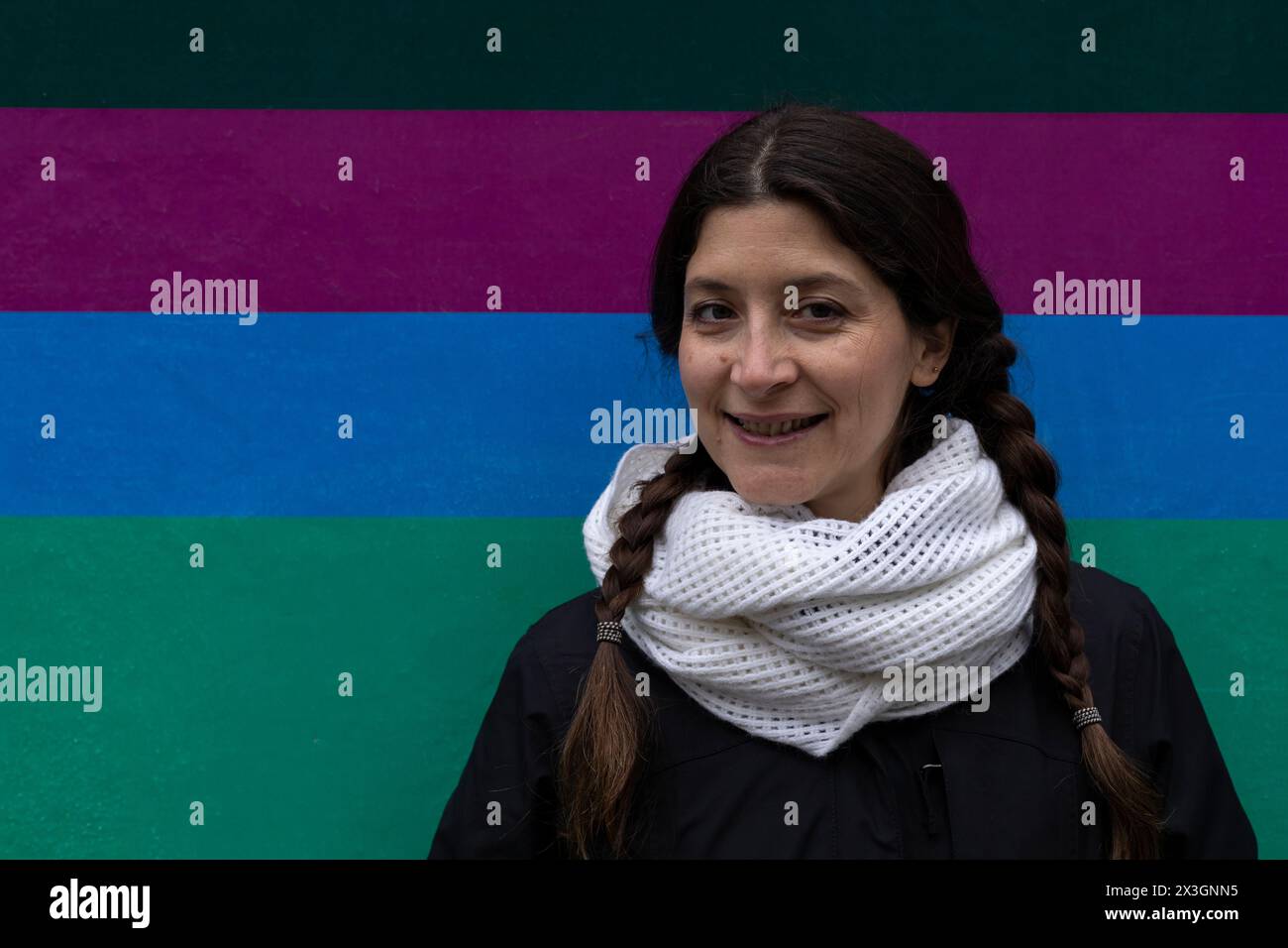 Porträt einer lateinamerikanischen Frau mit geflochtenem Haar Stockfoto