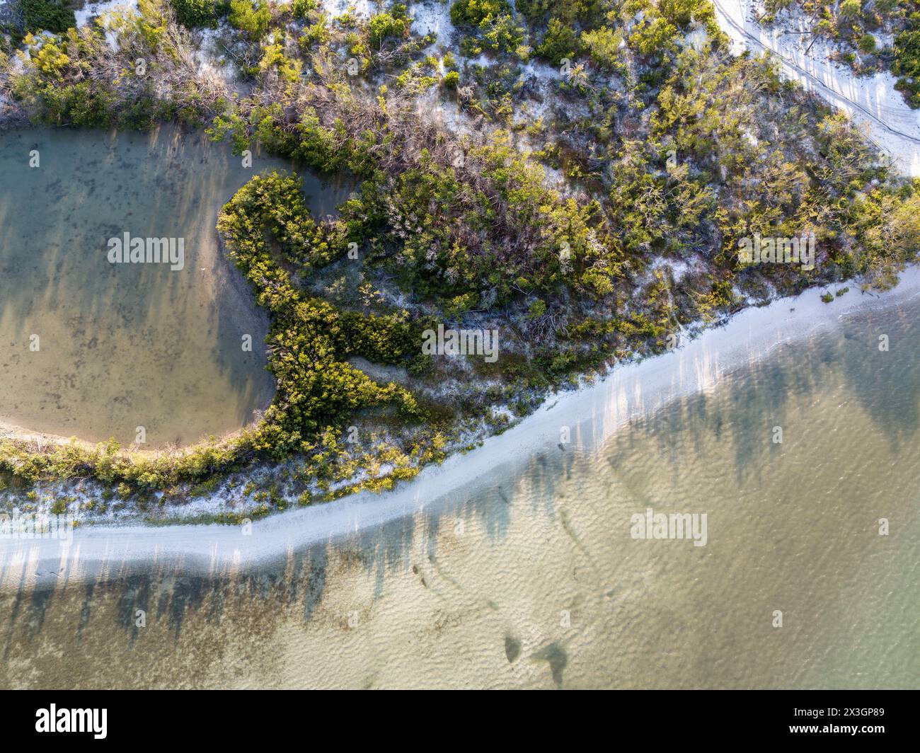 Blick von oben auf Bonita Beach und eine Lagune vor dem Meer aus der Vogelperspektive. Stockfoto