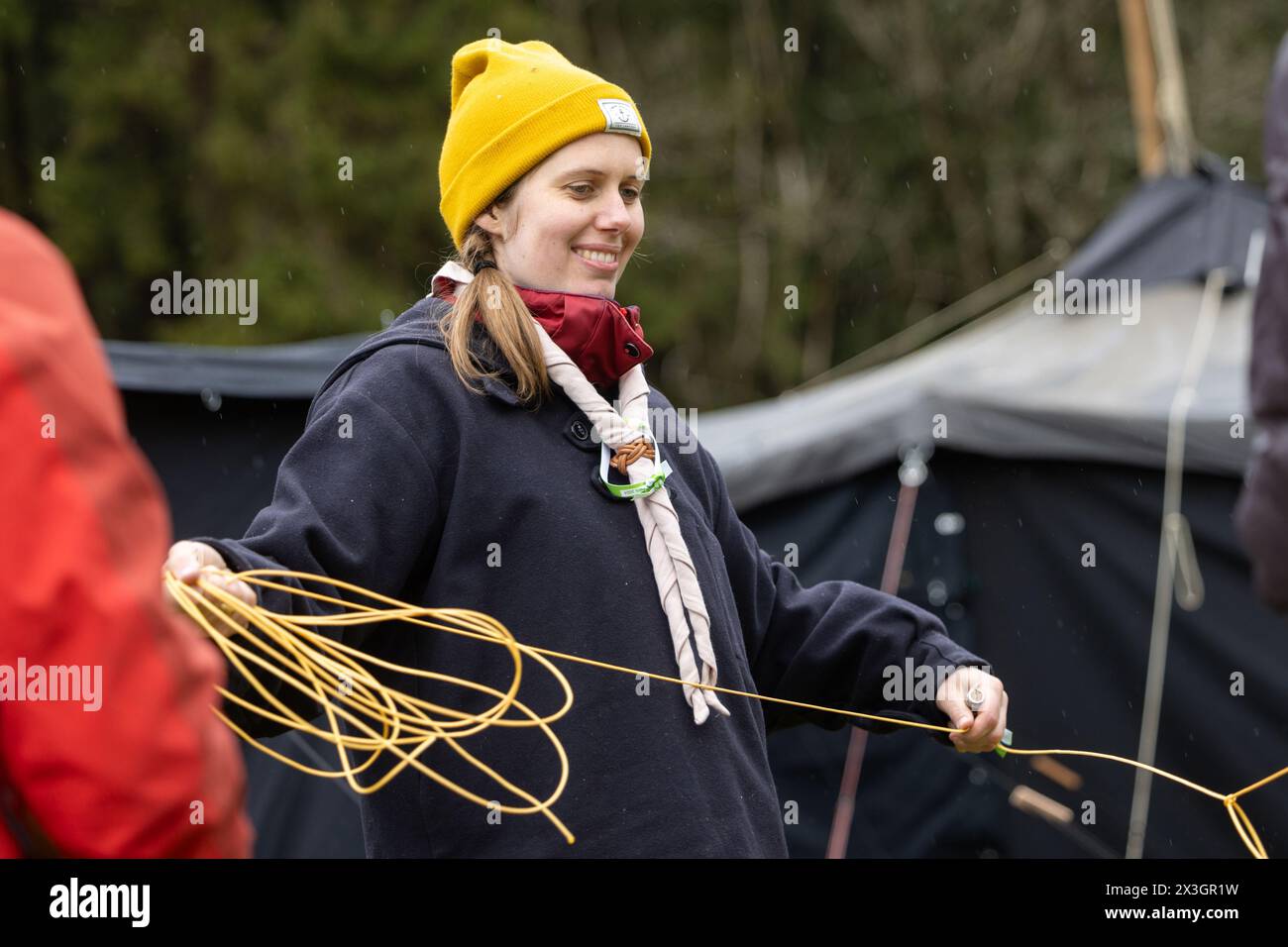 Erfurt, Deutschland. April 2024. Dorothea Schümann, Diözesanvorsitzende des Deutschen Pfadfinderverbandes St. George, bereitet sich darauf vor, ein Zelt aufzubauen. Rund 120 Kinder aus Thüringen im Alter von 6-18 Jahren nehmen an der St. George Camp auf der Pfadfinderfarm grünes Tal. Hinweis: Michael Reichel/dpa - ACHTUNG: Nur für redaktionelle Zwecke im Zusammenhang mit der aktuellen Berichterstattung und nur mit vollständigem Verweis auf die oben genannten Credit/dpa/Alamy Live News Stockfoto